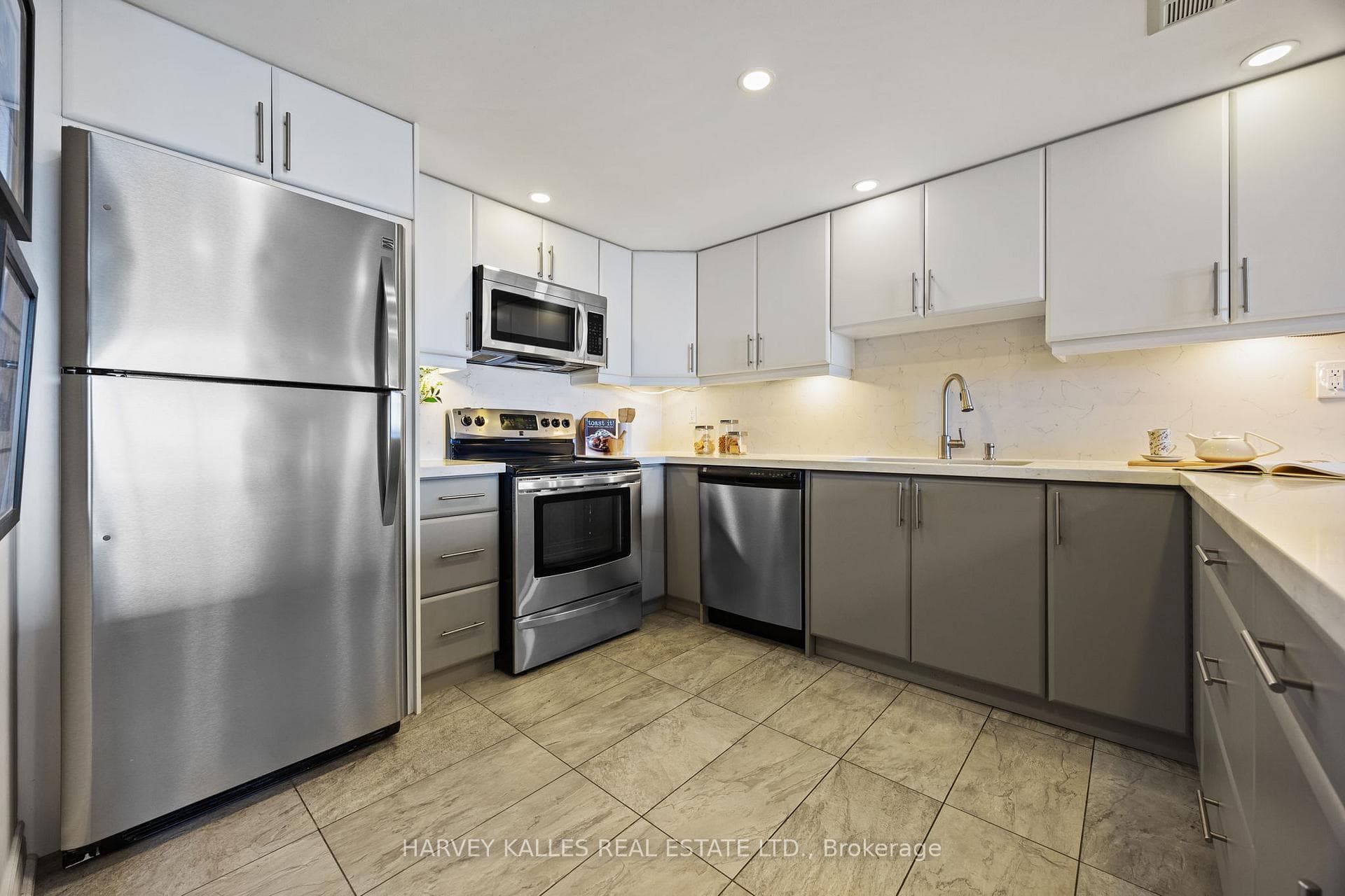 7601 Bathurst Street Unit 817 photo 5