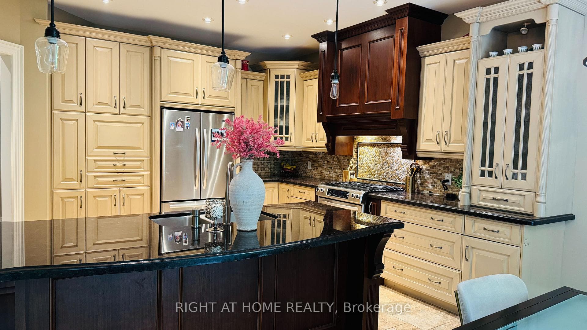 521 Henry Street photo 9