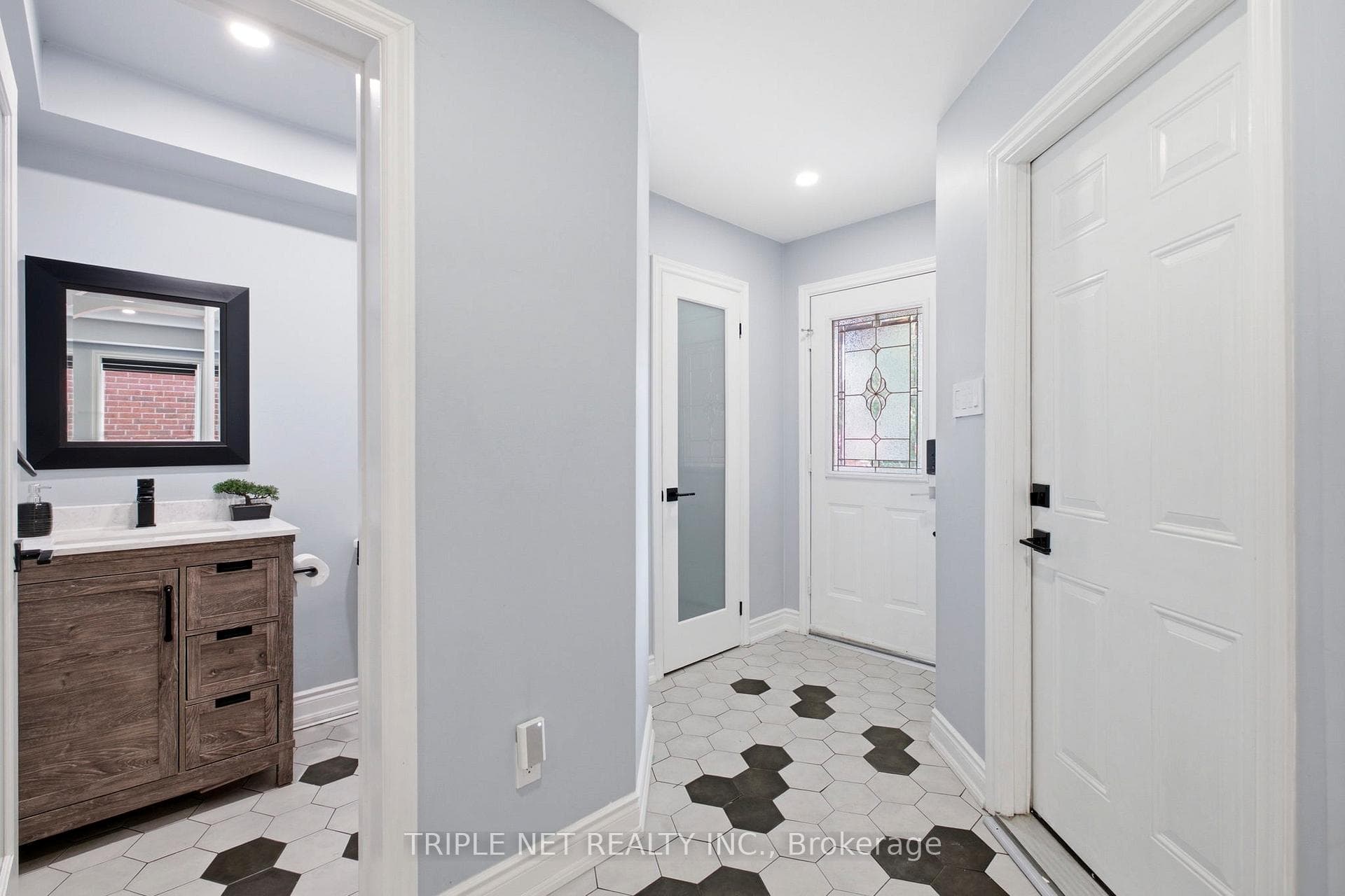198 Purcell Crescent photo 2