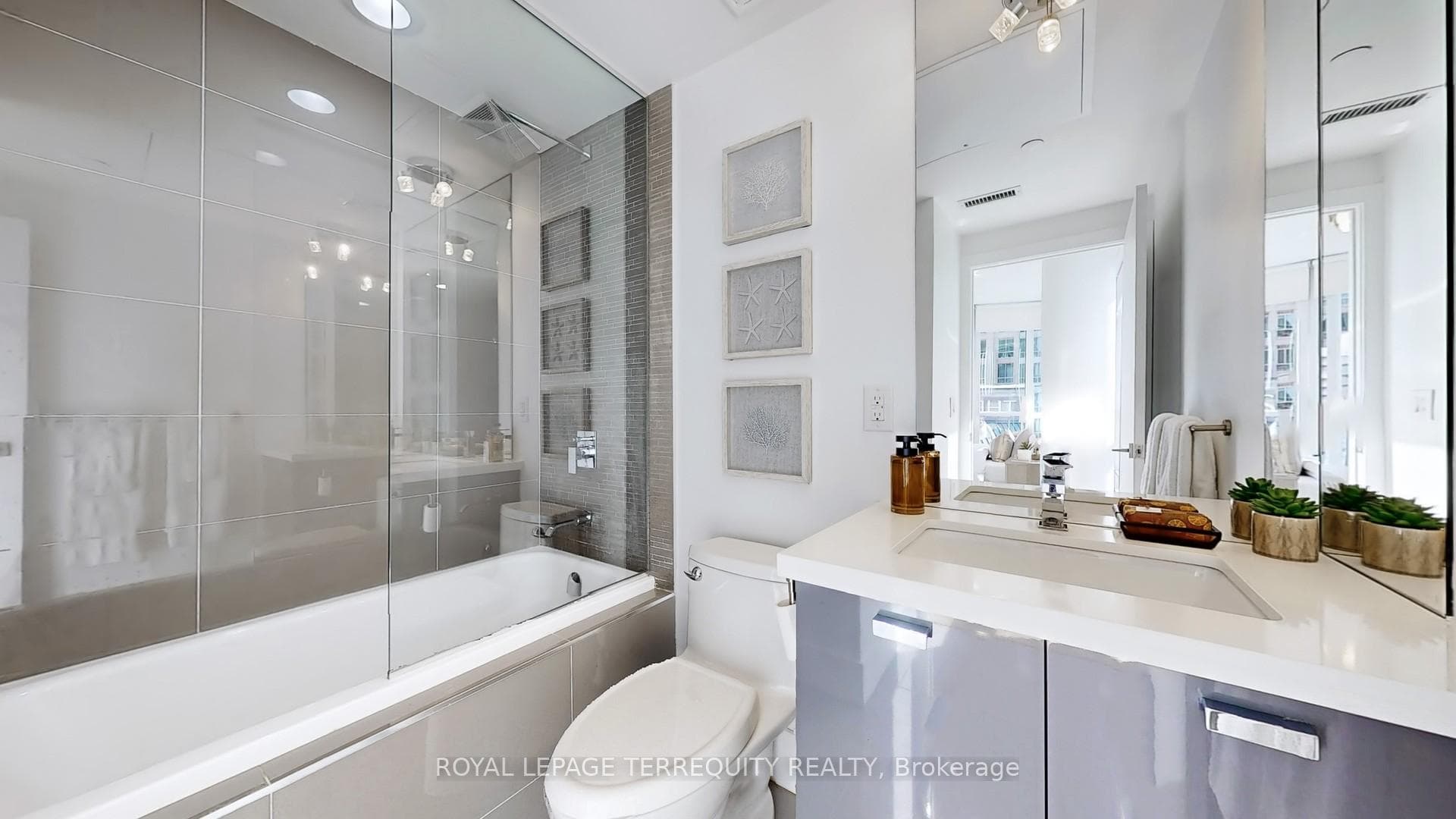 32 Davenport Road Unit 313 photo 17