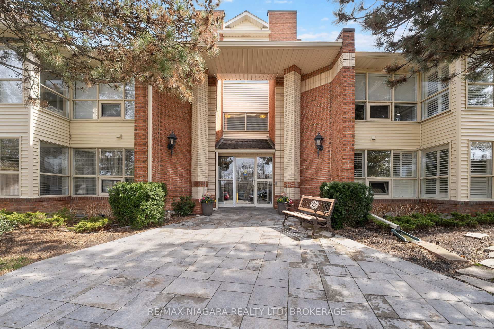 244 Lakeshore Road Unit 301 photo 2