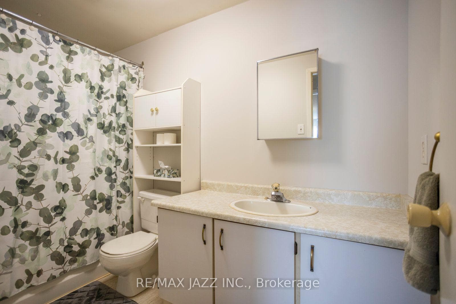 77 Caronia Square photo 16