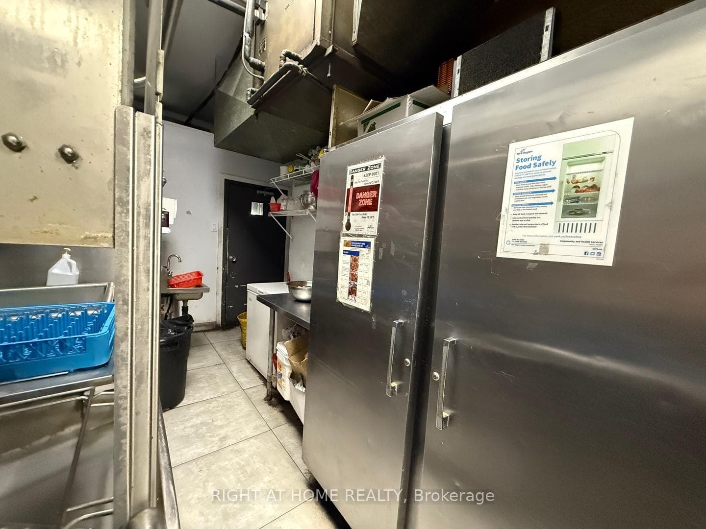 7057 Yonge Street photo 7