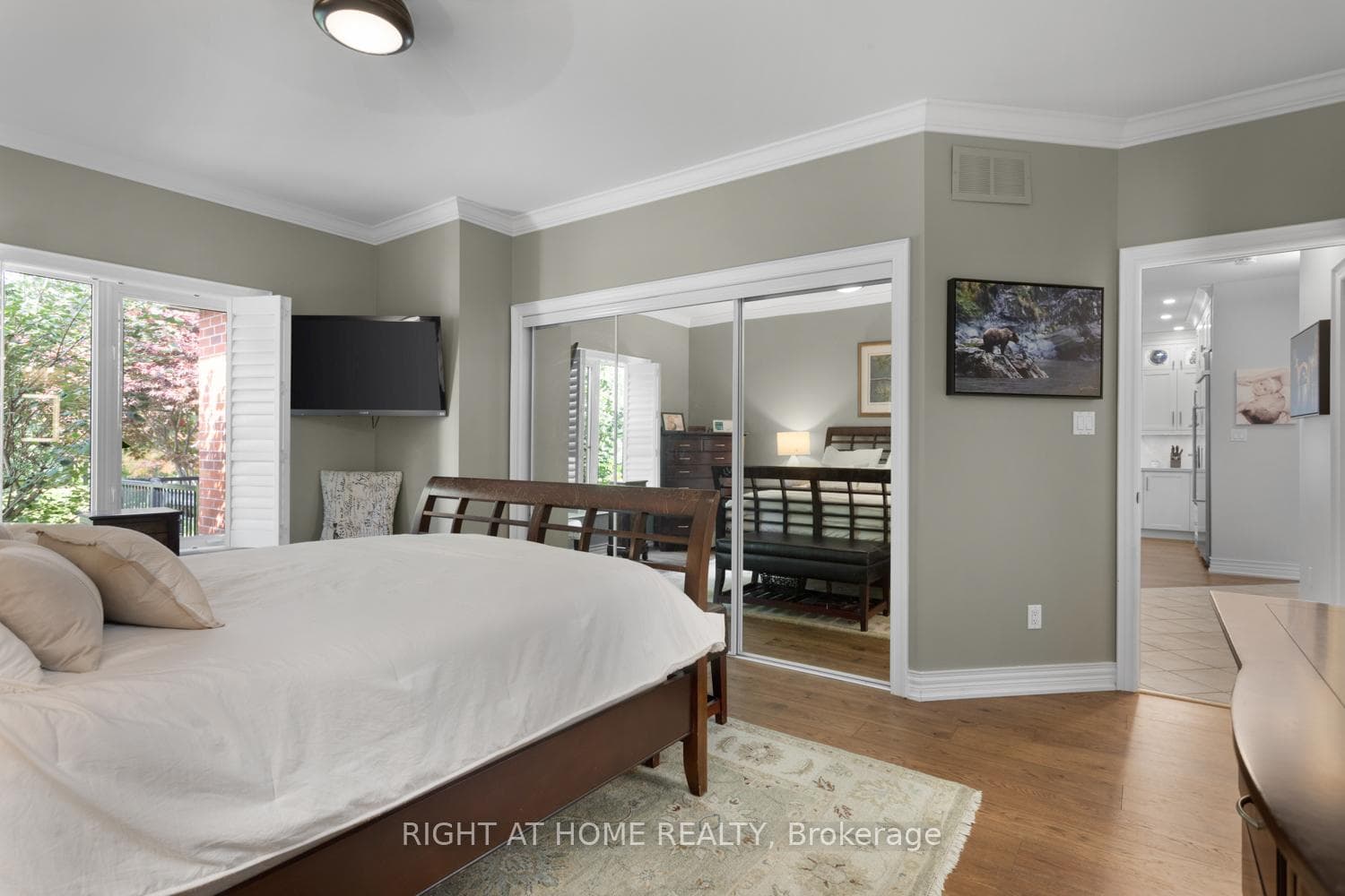 311 Waterbury Crescent photo 24
