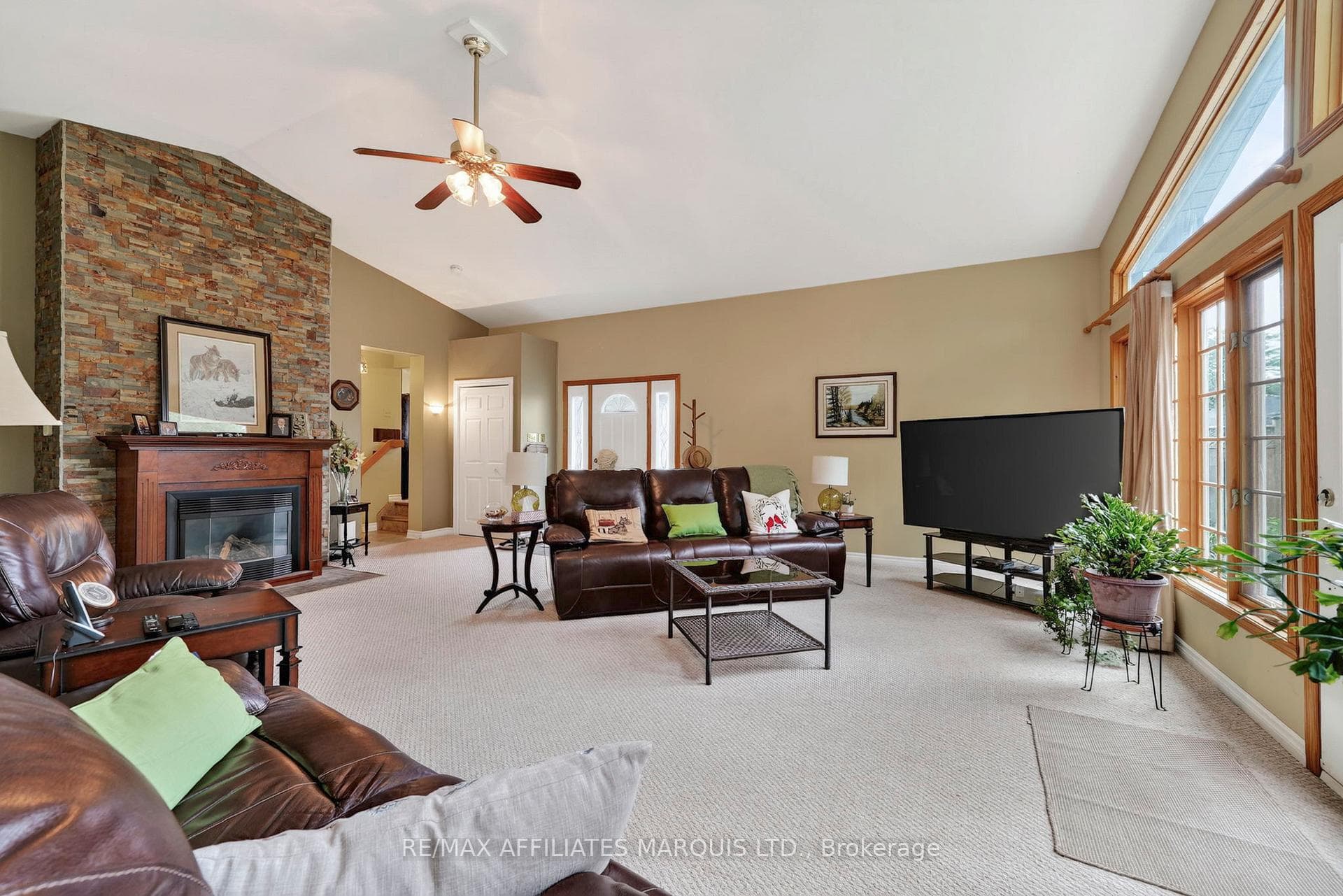 1489 Holy Cross Boulevard photo 4