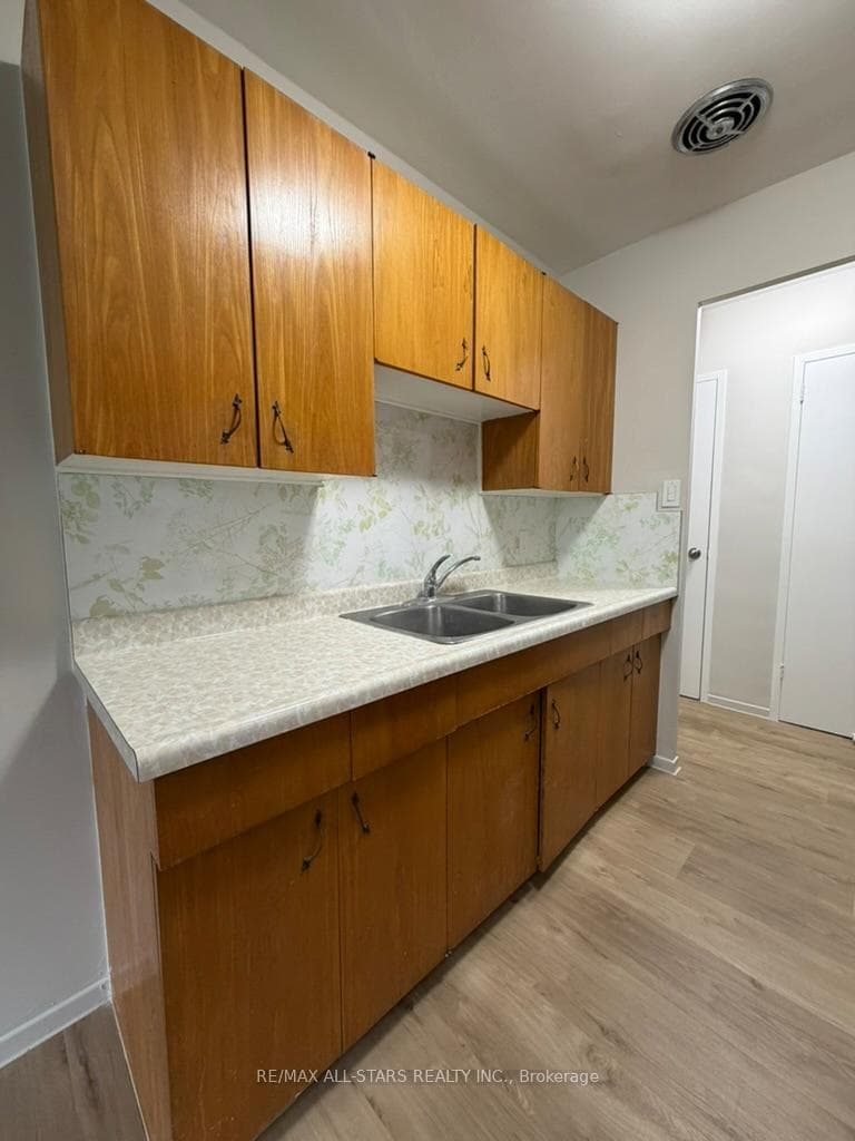 73 Albert Street Unit 8 photo 3