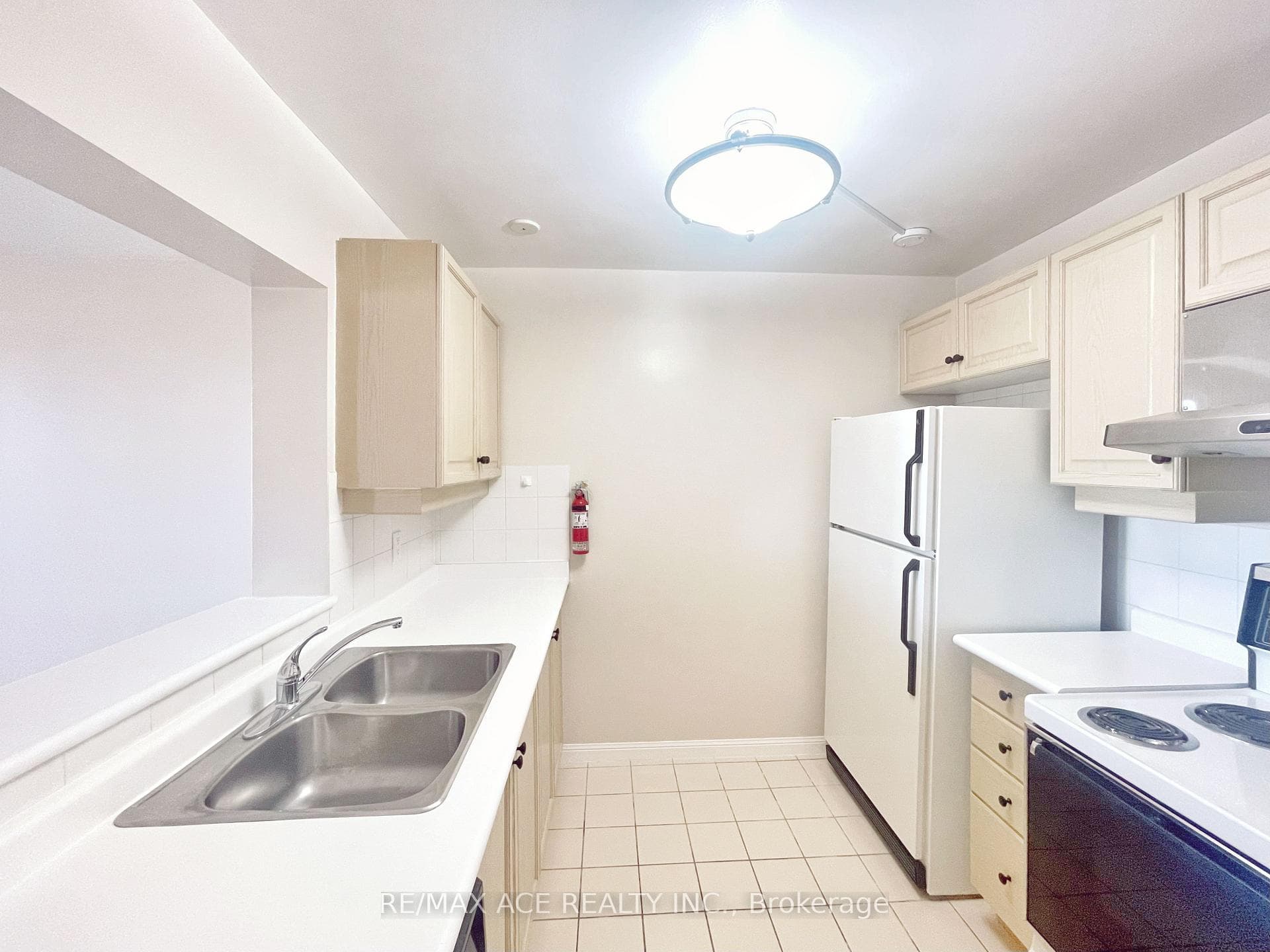88 Corporate Drive Unit 615 photo 8