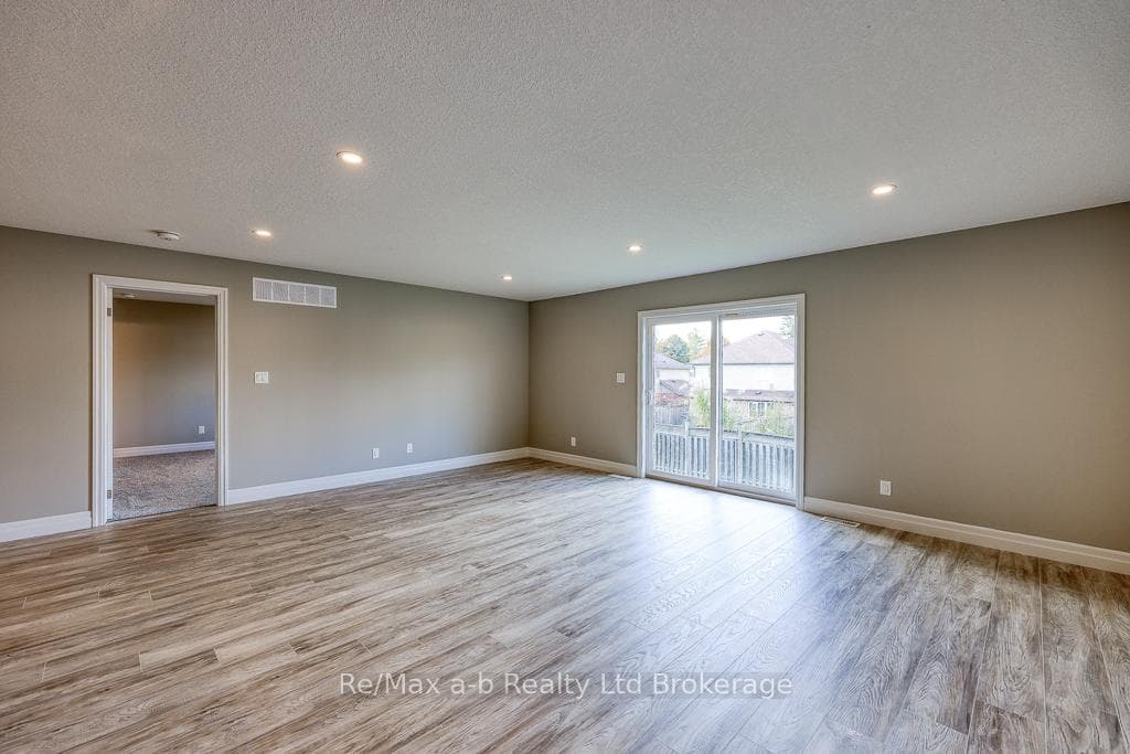 135 Lossing Drive photo 15