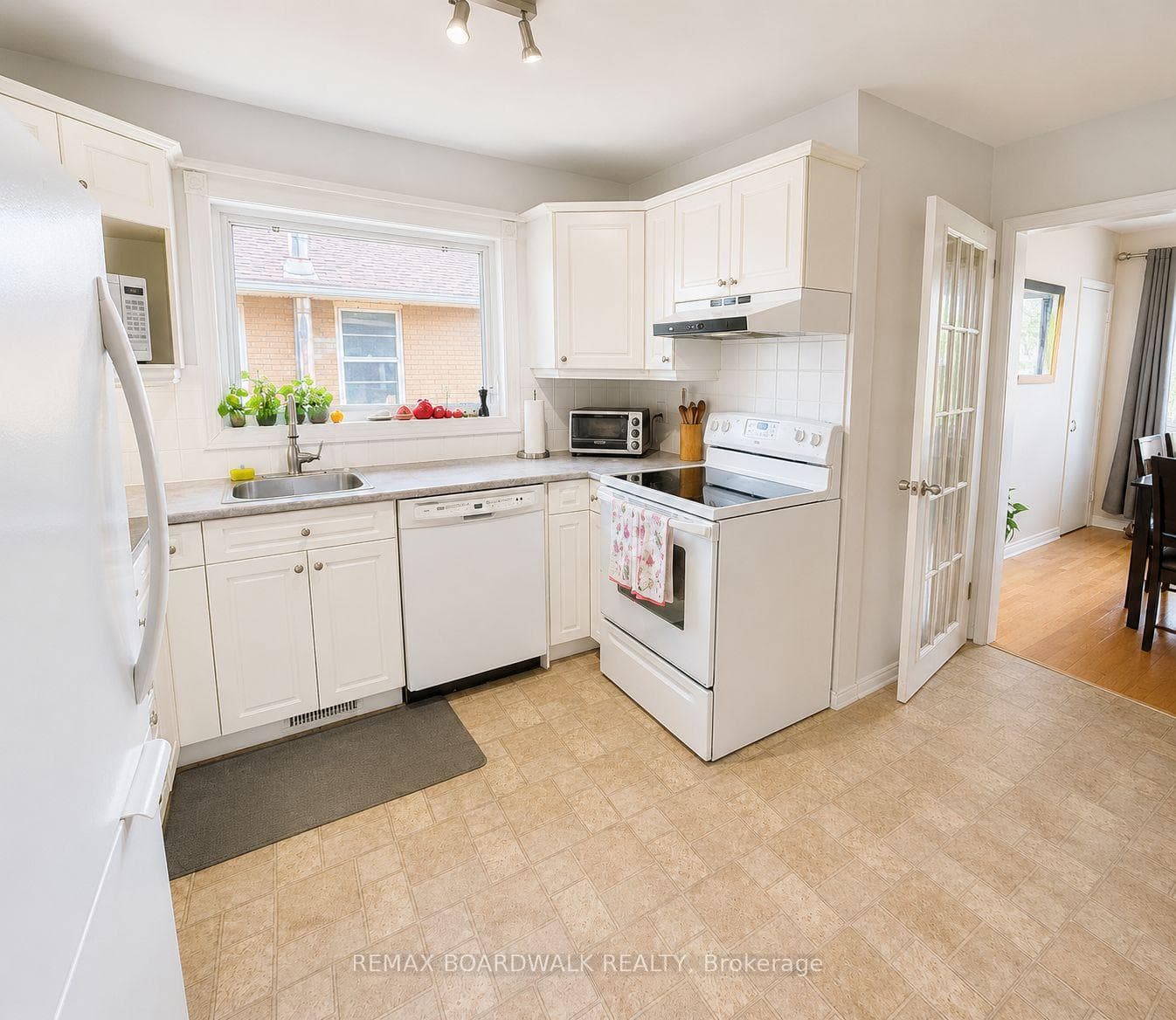 625 CLARKE Avenue photo 5