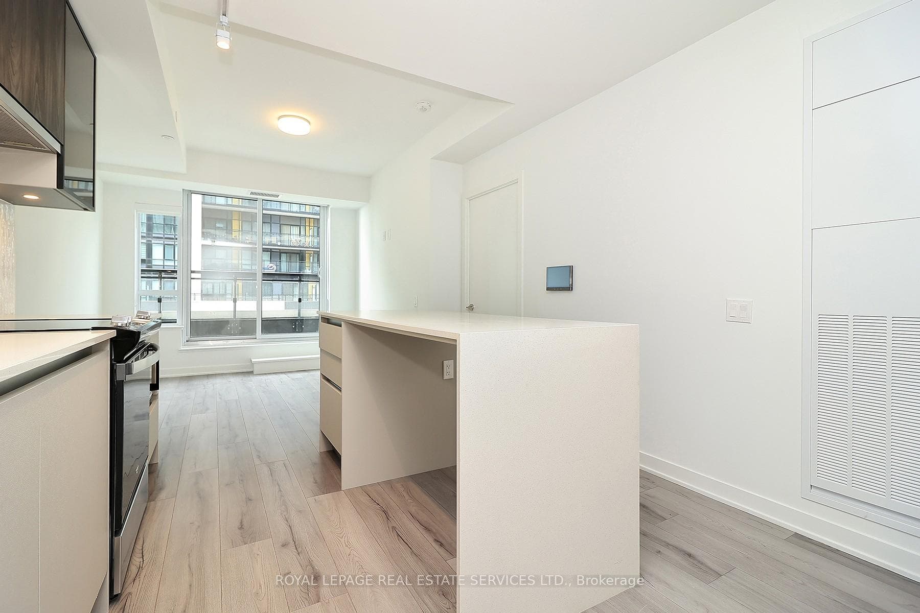 395 Dundas Street Unit 323 photo 11