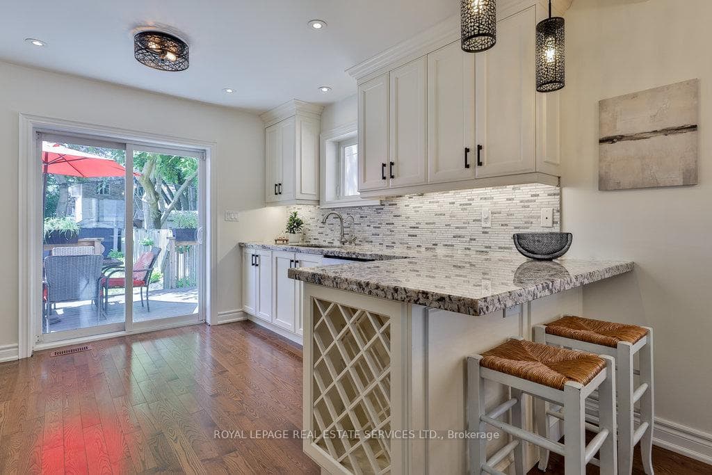 124 Coxwell Avenue photo 8