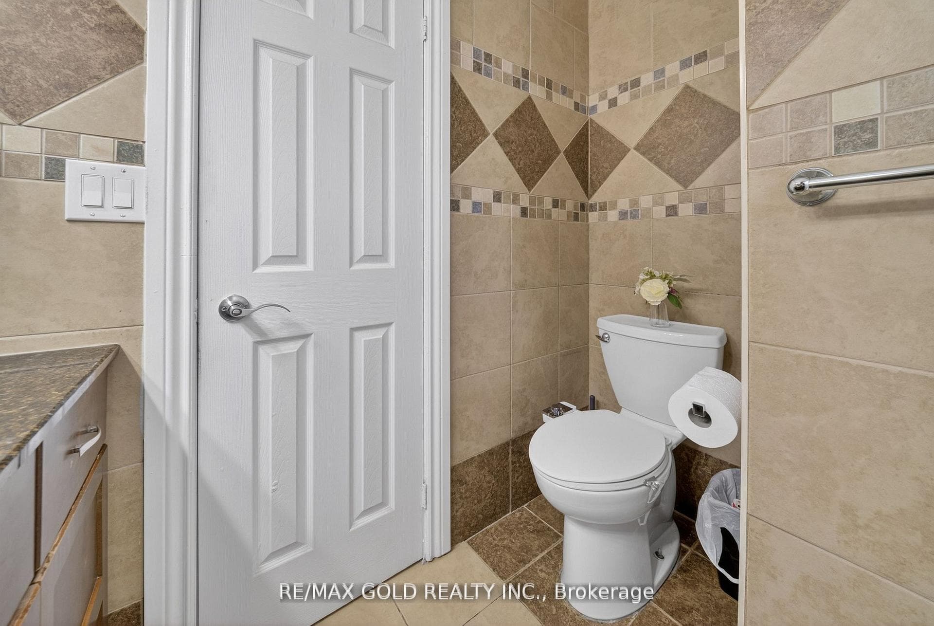3289 Victory Crescent photo 37
