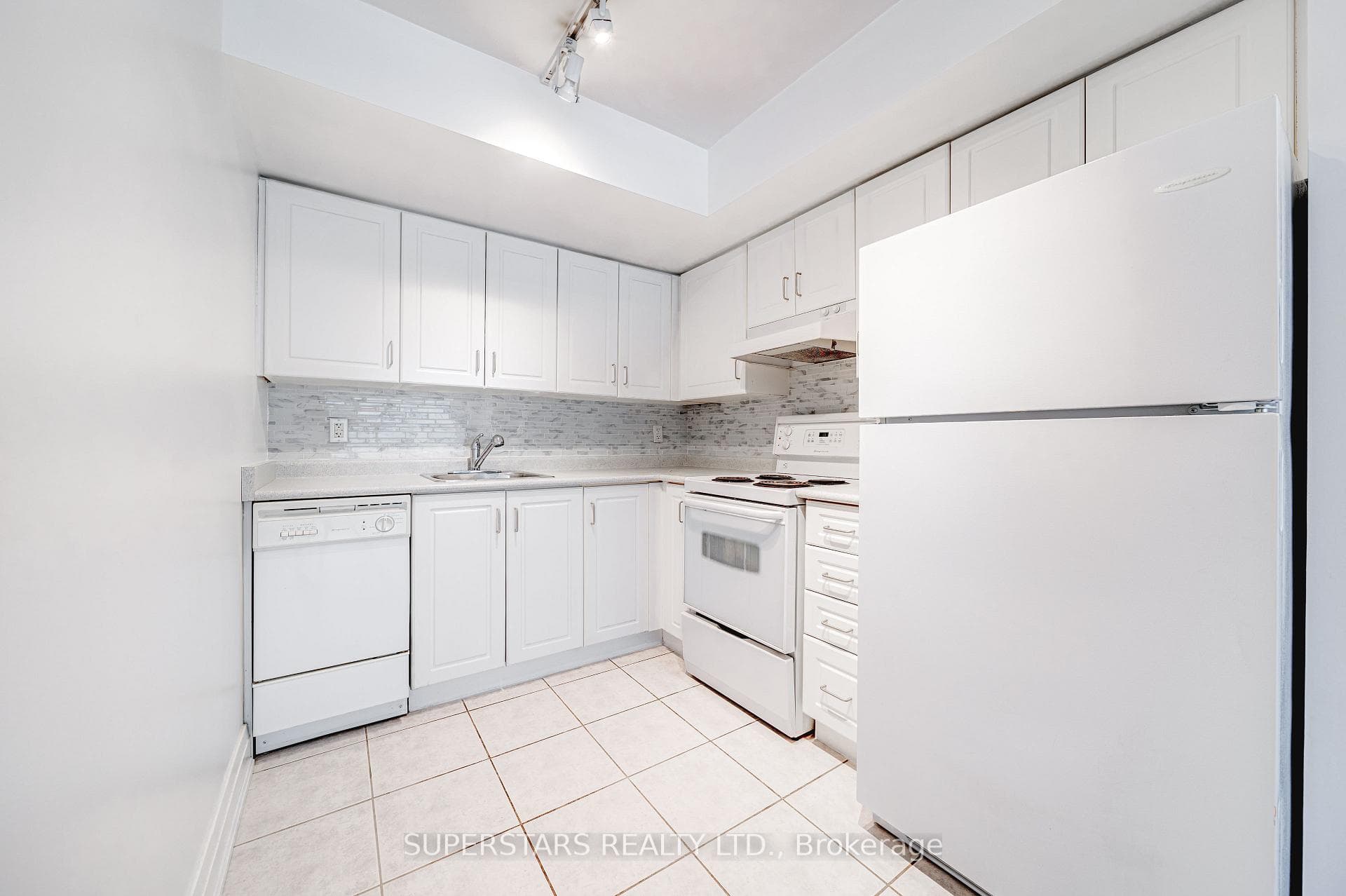210 Victoria Street Unit 913 photo 14