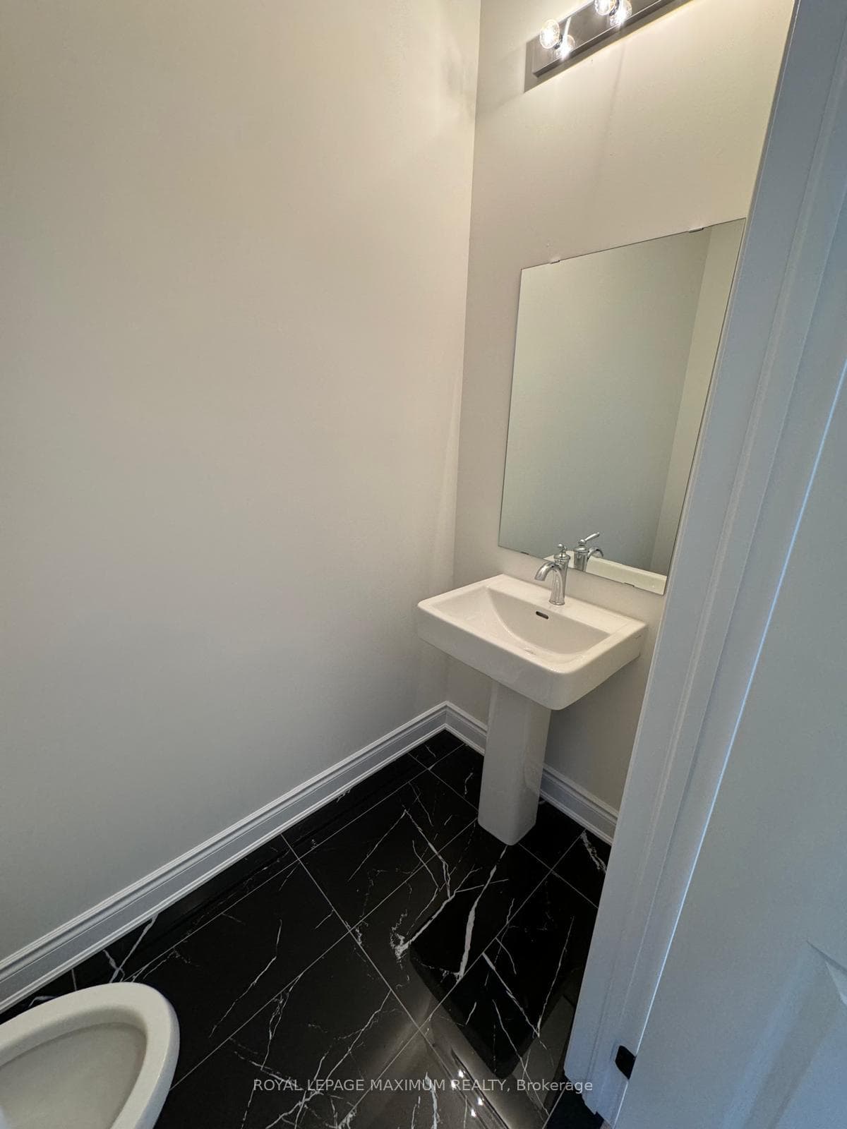 82 Paradox Street photo 10