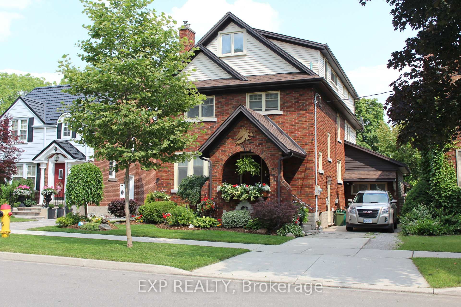 77 Borden Avenue photo 3