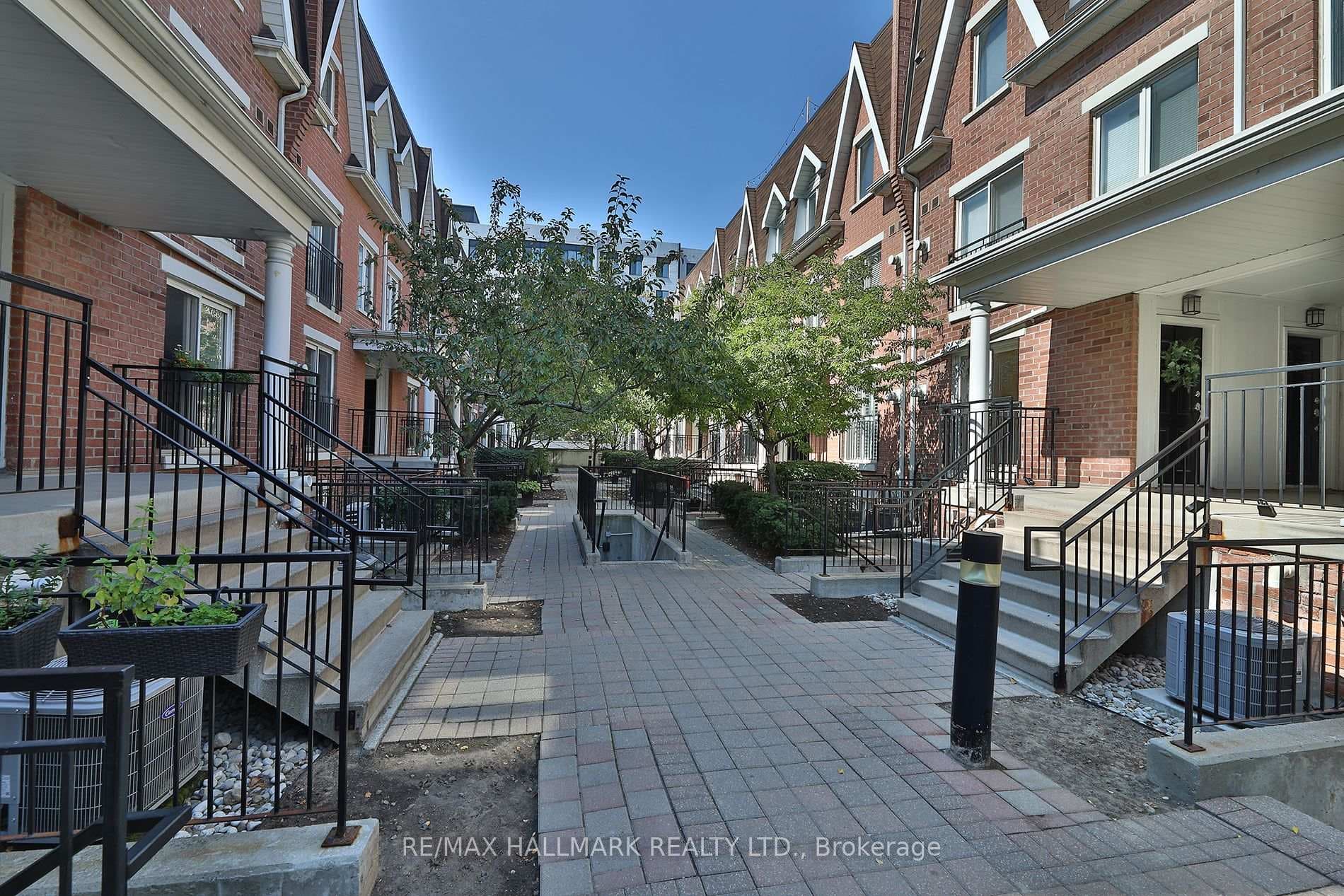 18 Laidlaw Street Unit 1005 photo 2
