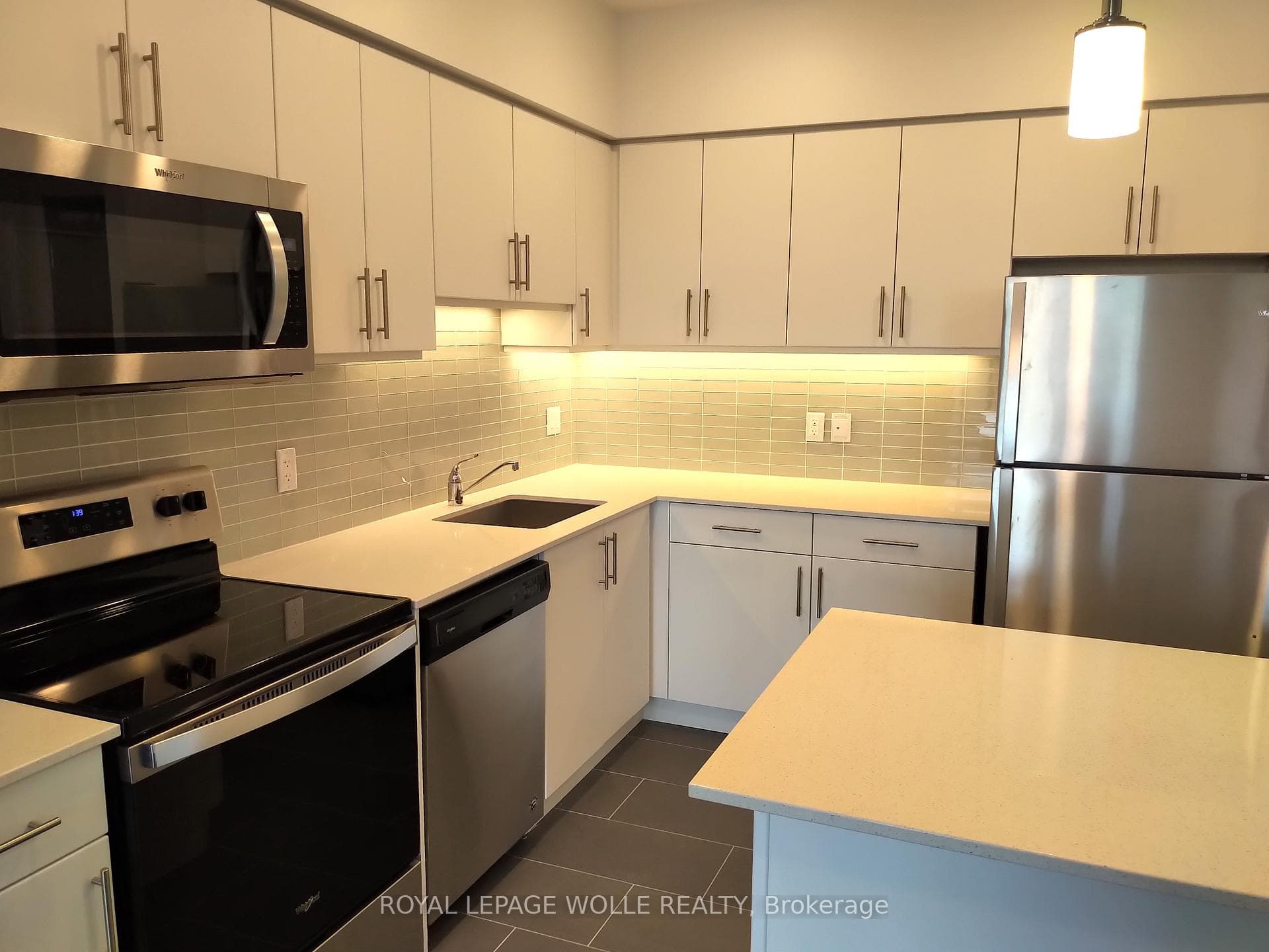 399 Queen Street Unit 210 photo 6