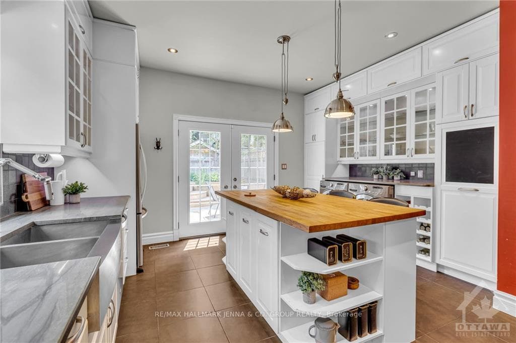 446 MCLEOD Street photo 11