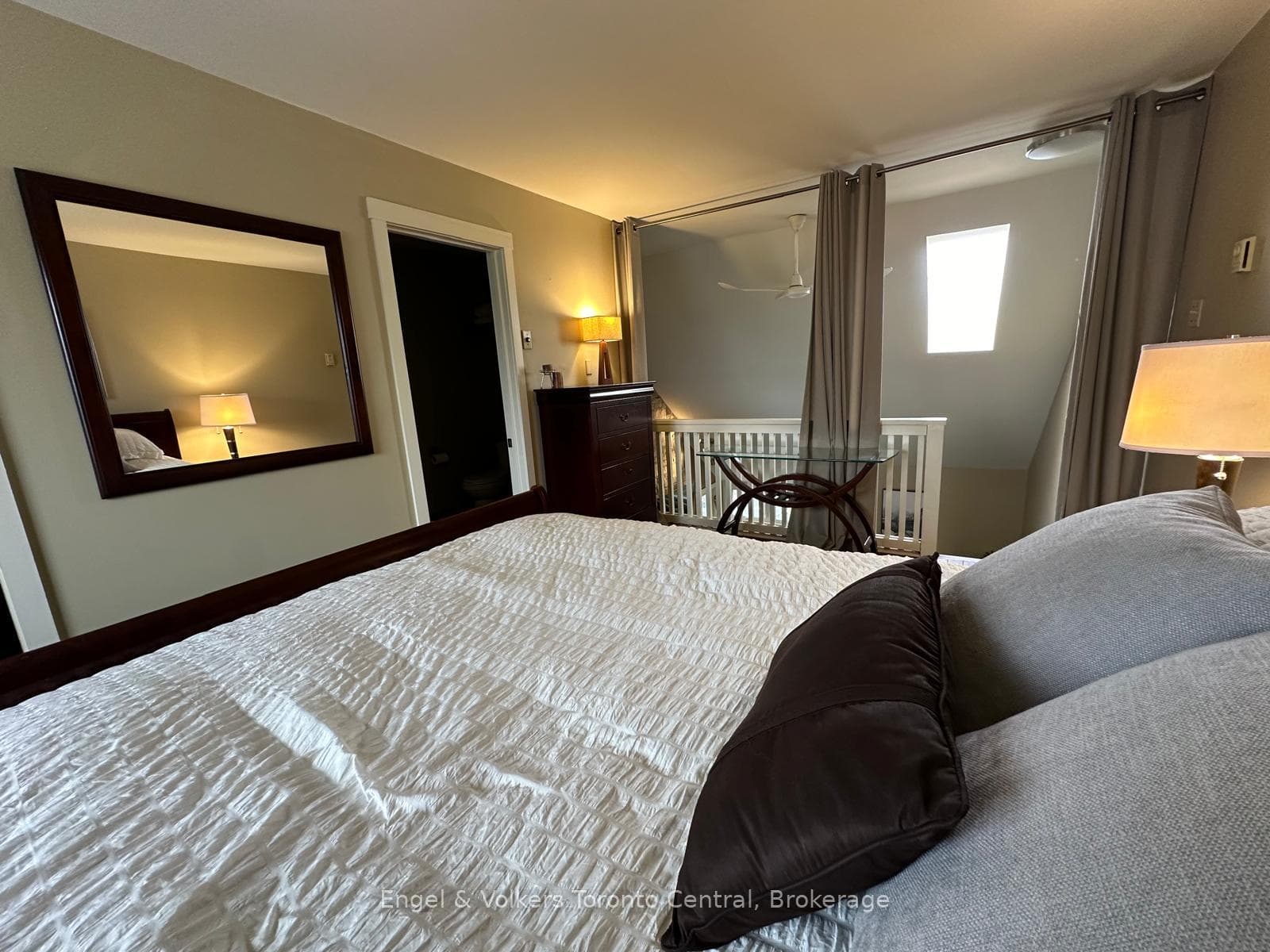 200 ESCARPMENT Crescent photo 19