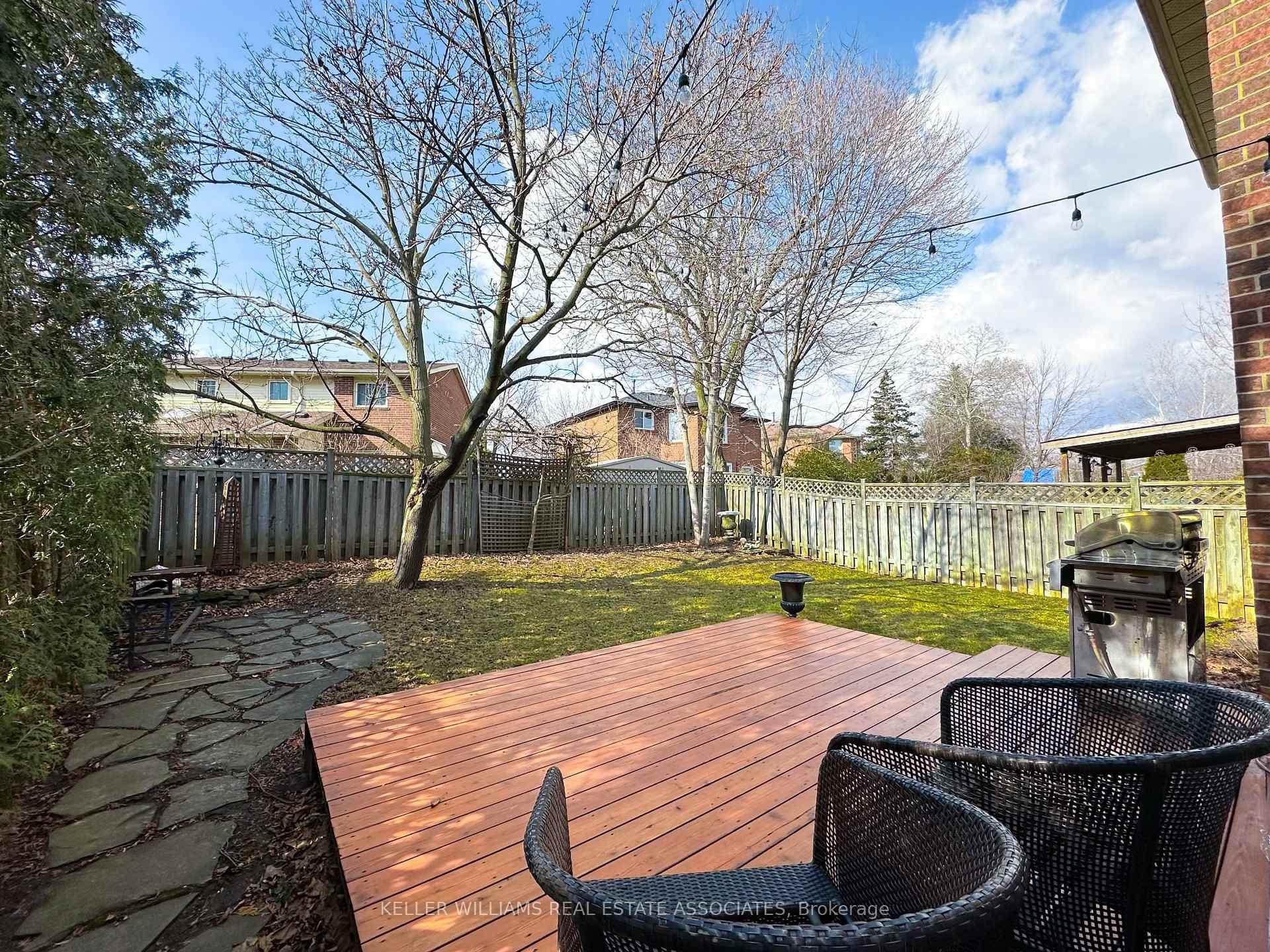 6942 Hickling Crescent photo 35