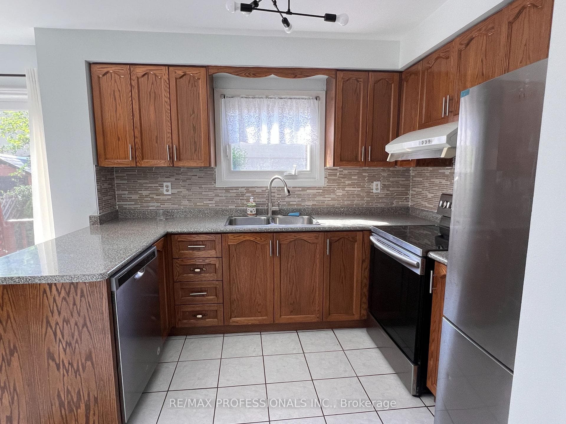 606 Galloway Crescent photo 3