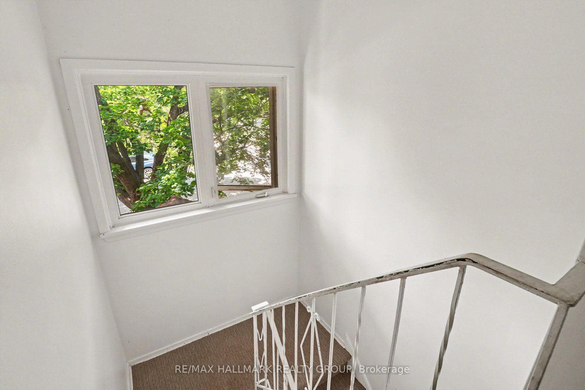 657 Golden Avenue photo 18