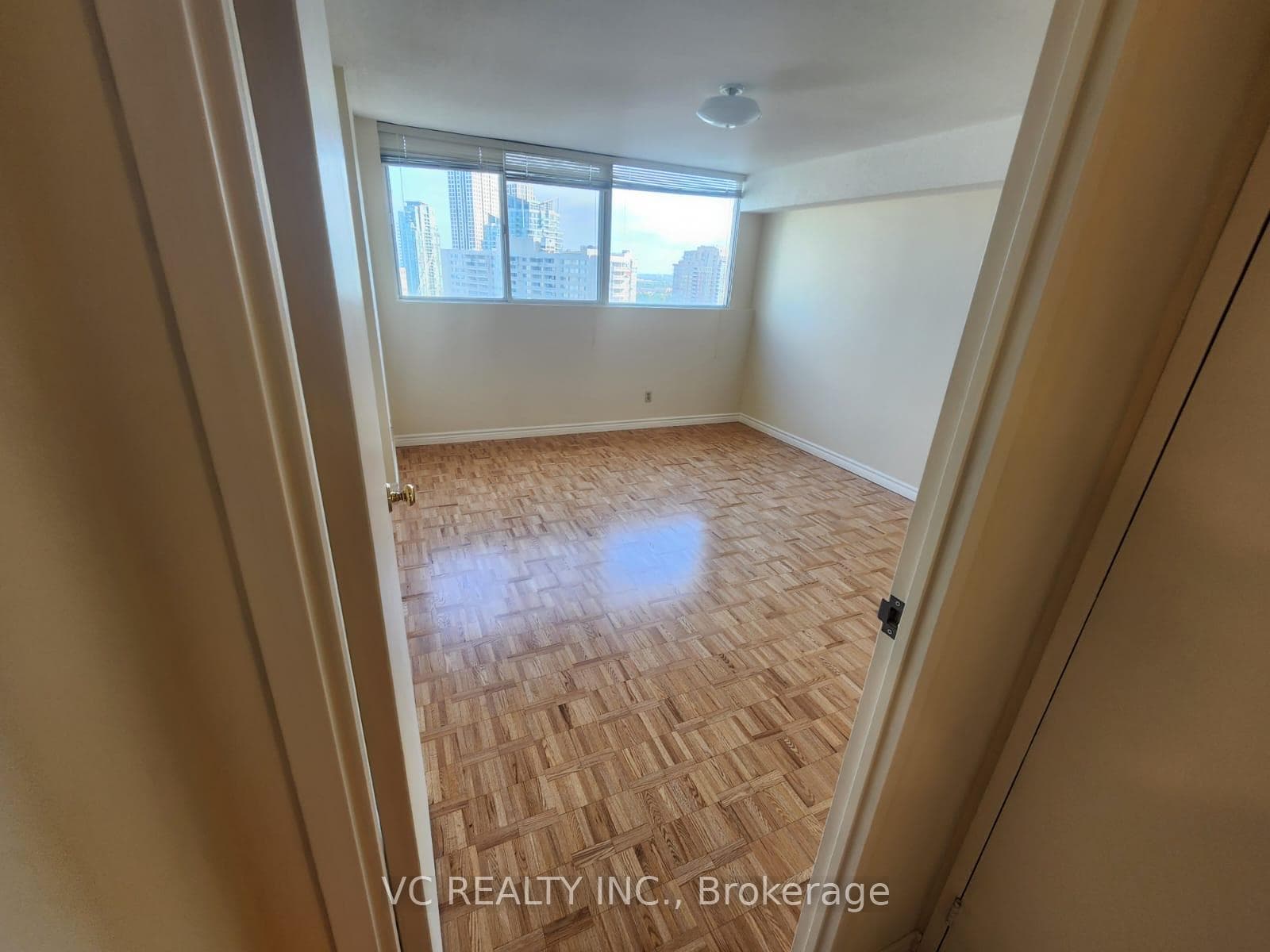 3700 Kaneff Crescent Unit 2305 photo 12
