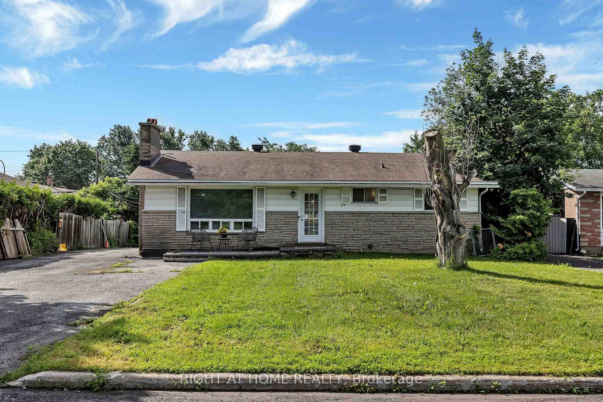 24 Largo Crescent photo 3