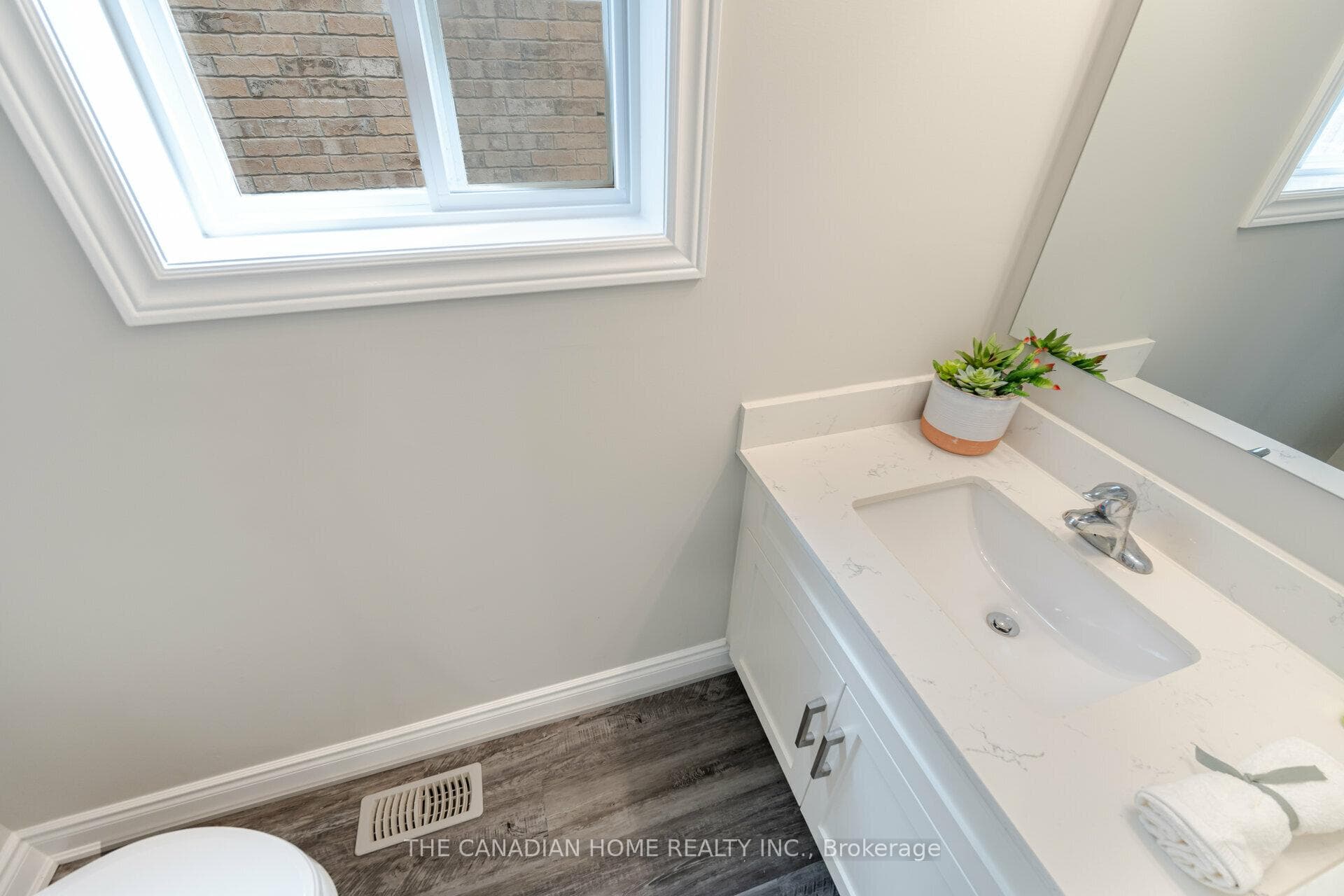 28 Ambrous Crescent photo 17