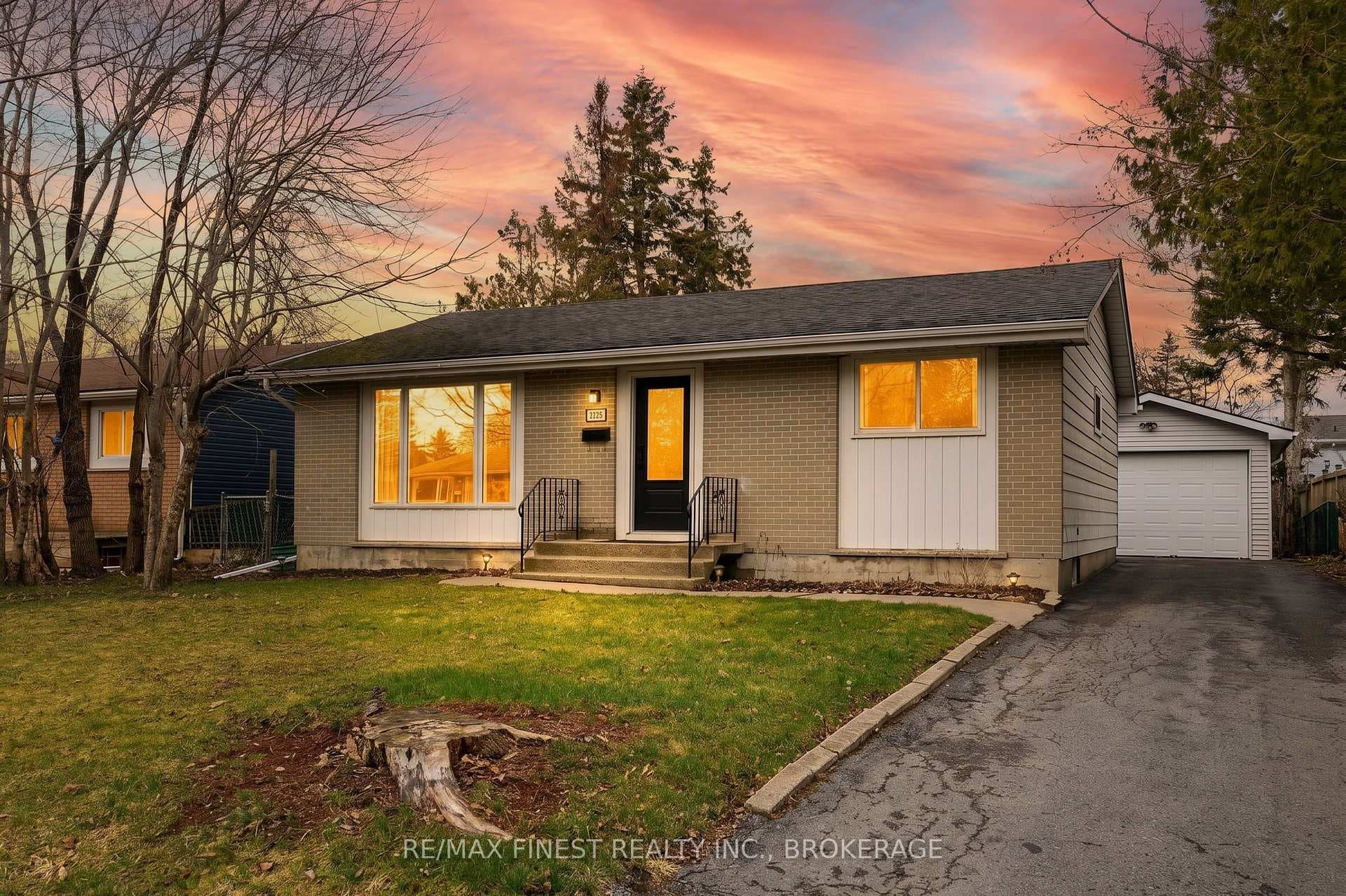 1284 Waverley Crescent photo 1