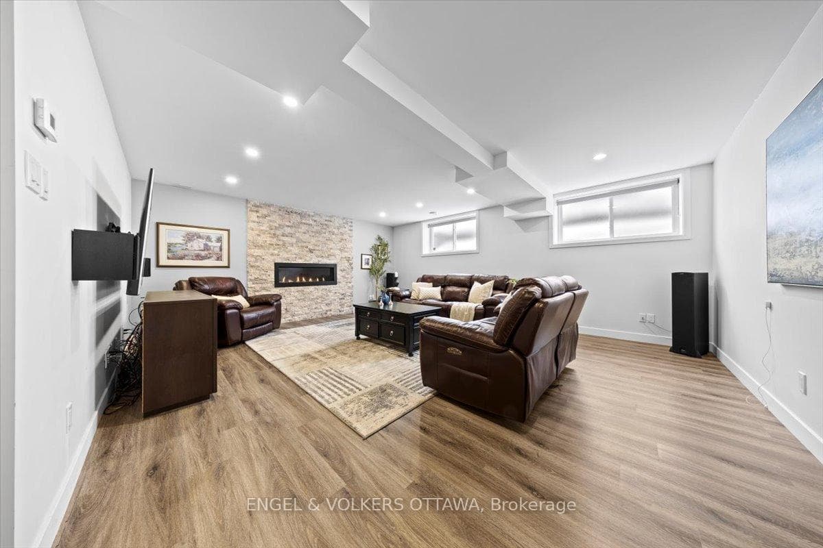 1005 Gold Crescent photo 31