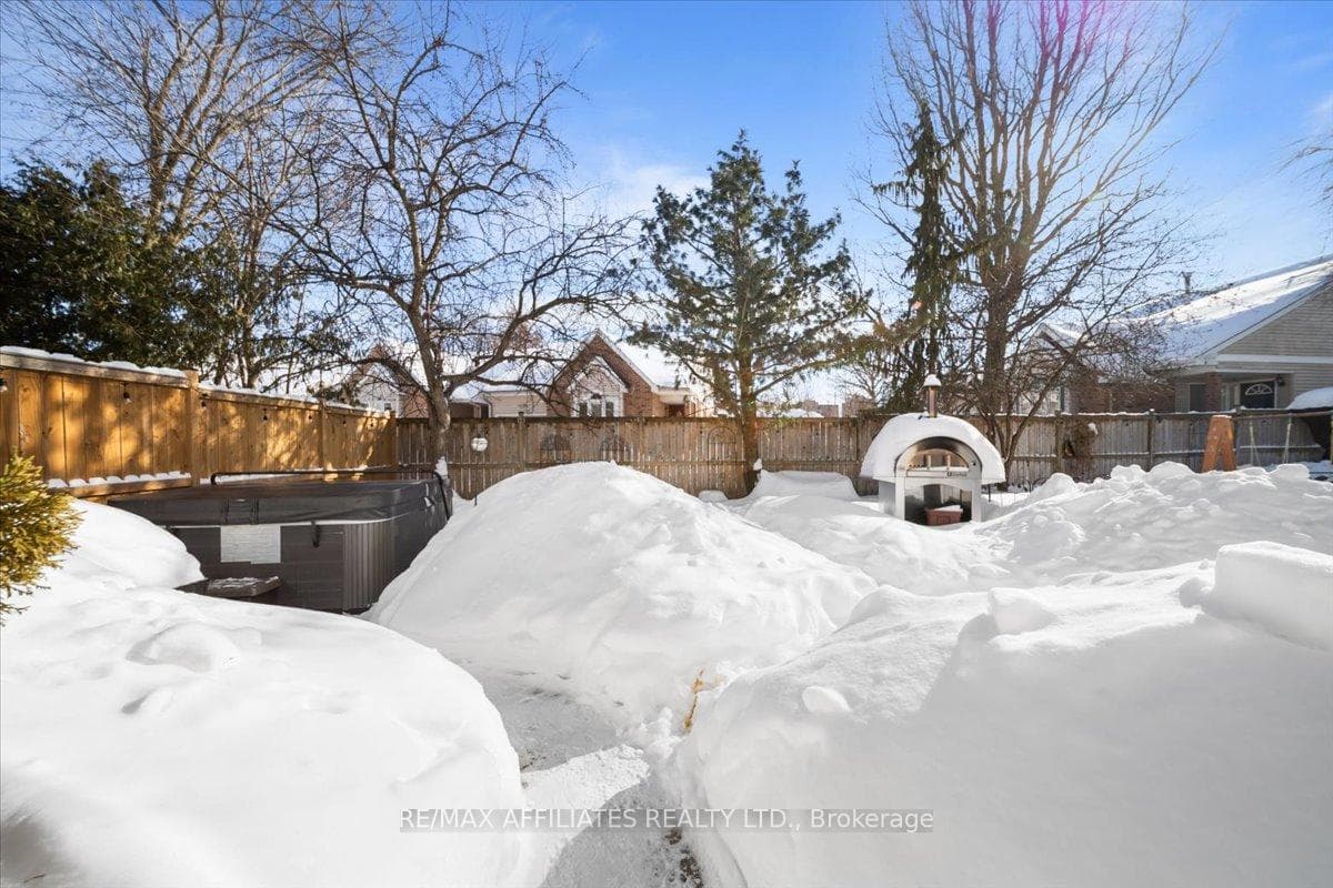 88 Royal Oak Court photo 42
