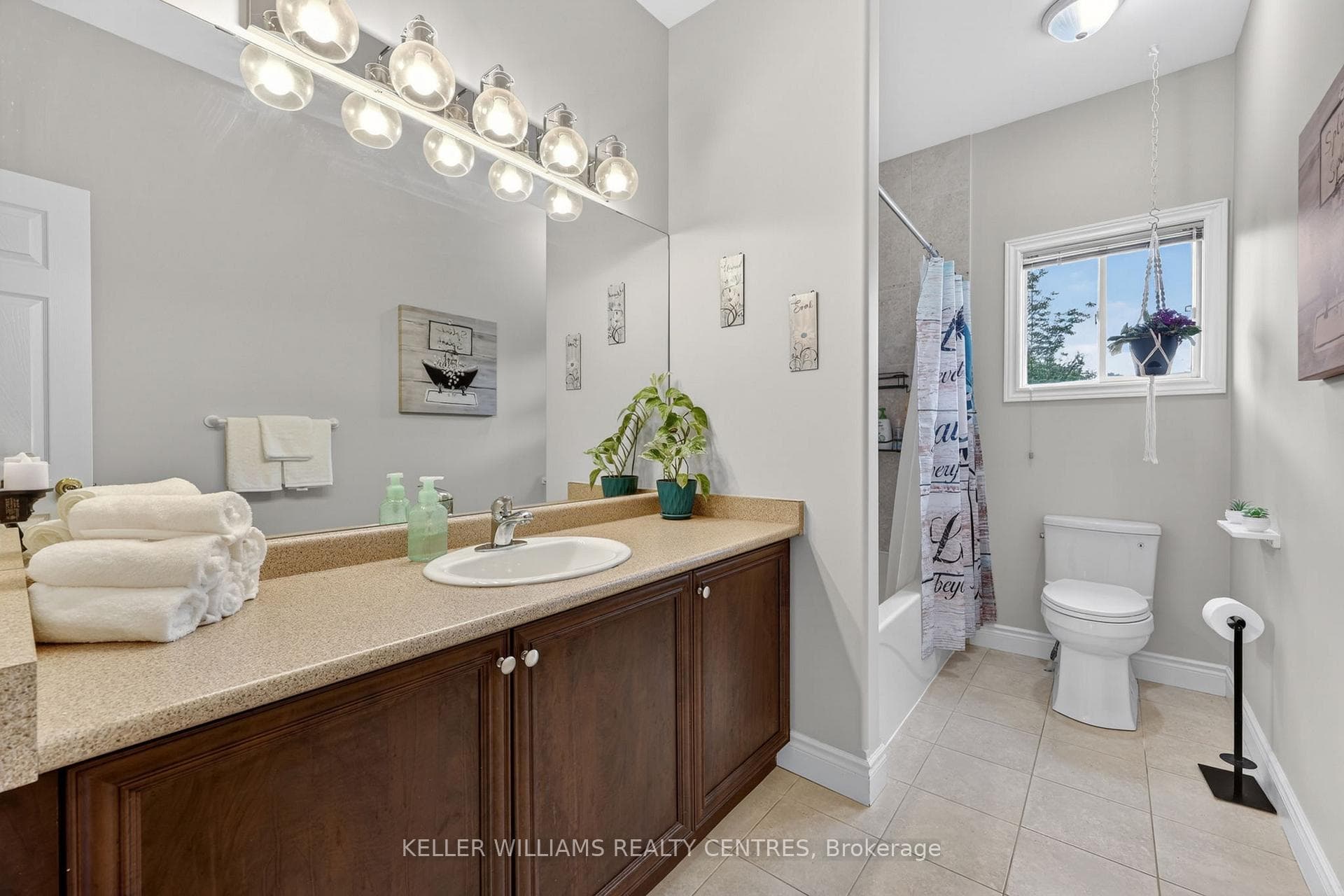 Main 4 pc Bathroom