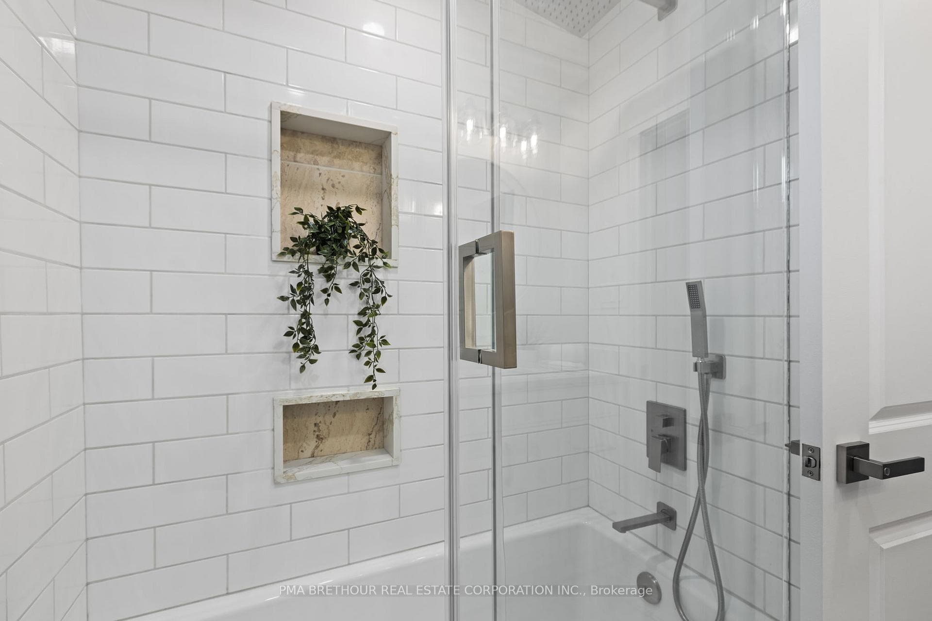 Updated 4-piece bathroom
