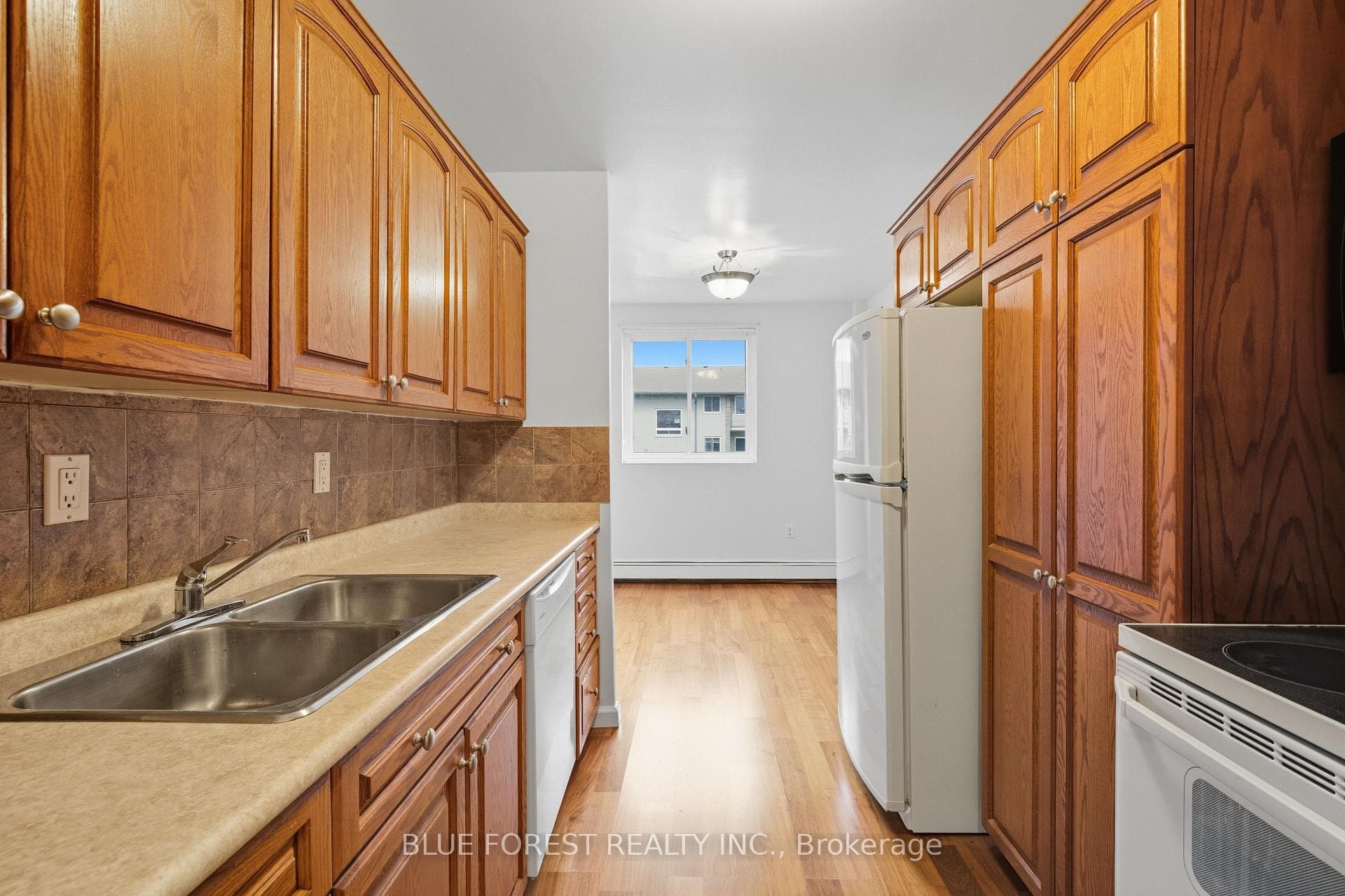 665 Wonderland Road Unit 4 photo 5