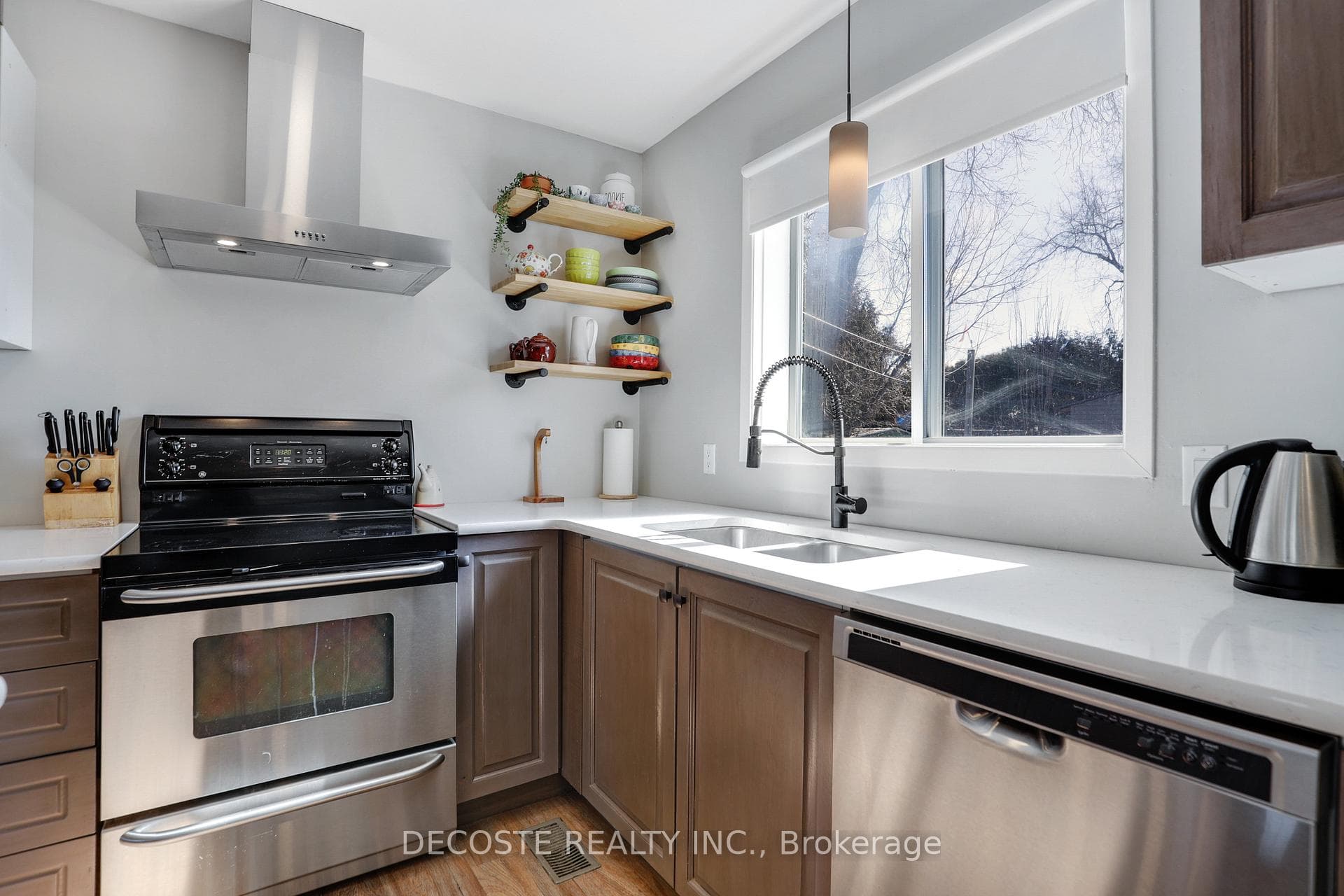 877 Queen Street photo 15