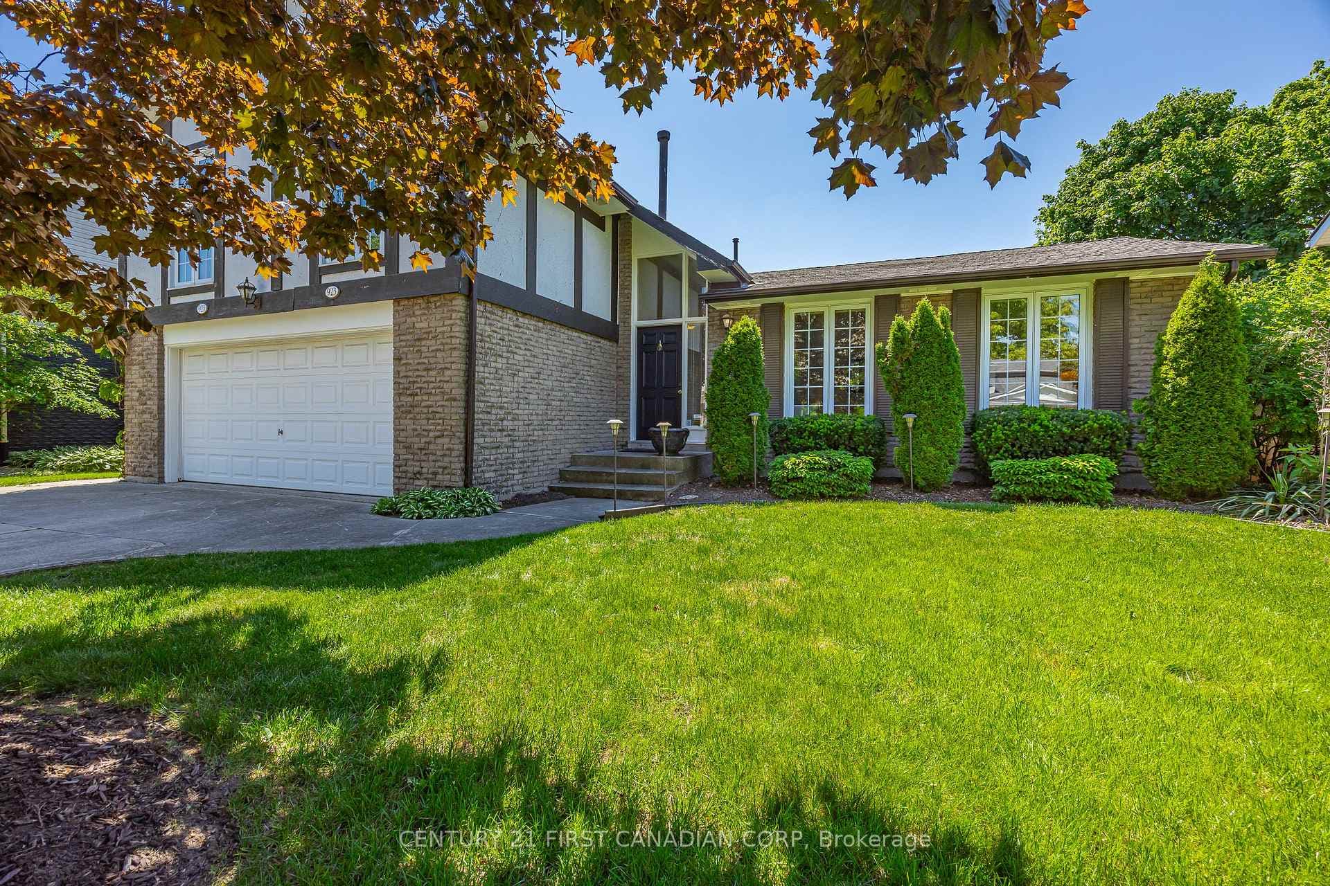 923 Farnham Road photo 4