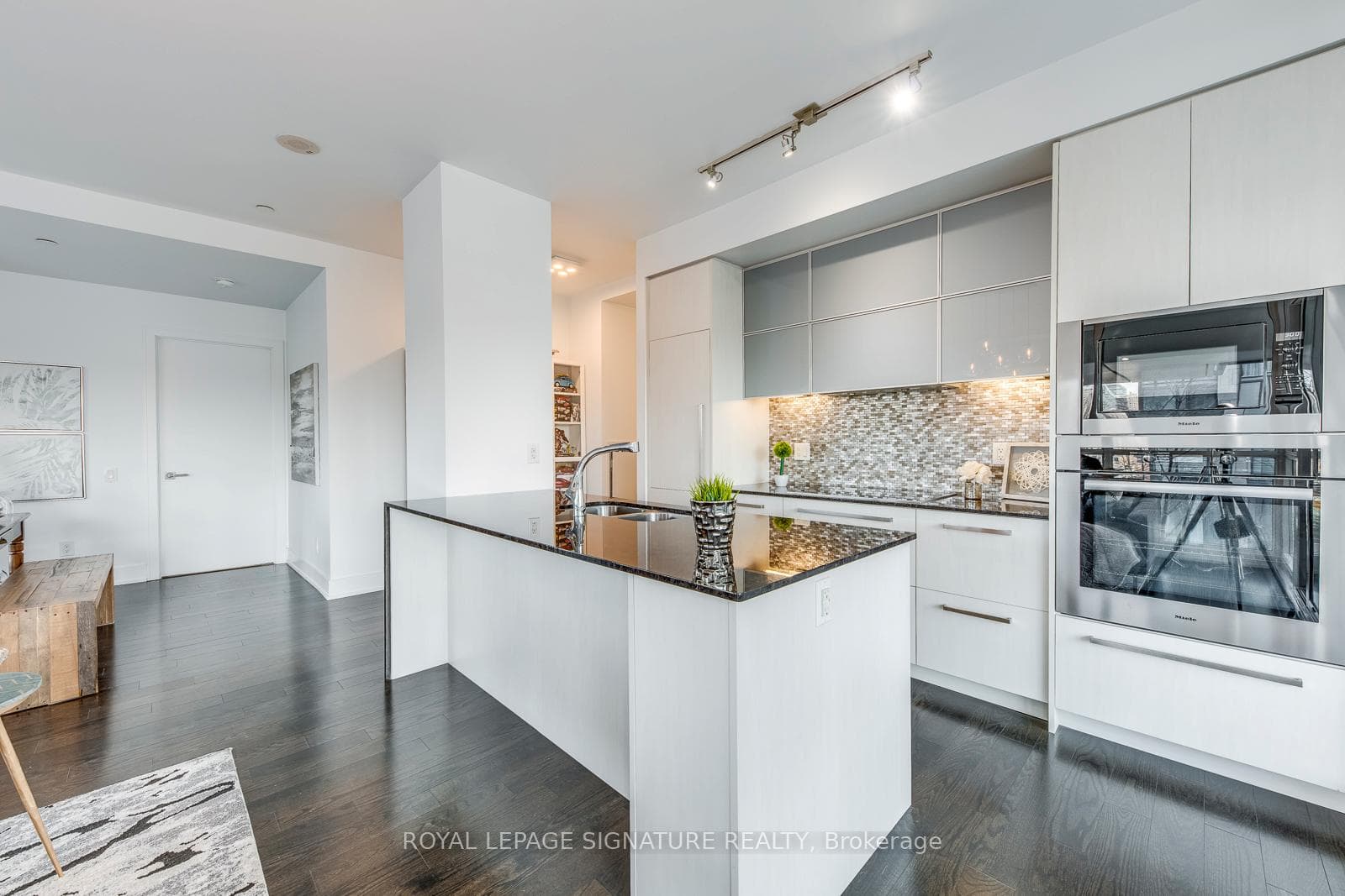 170 Avenue Road Unit 305 photo 5