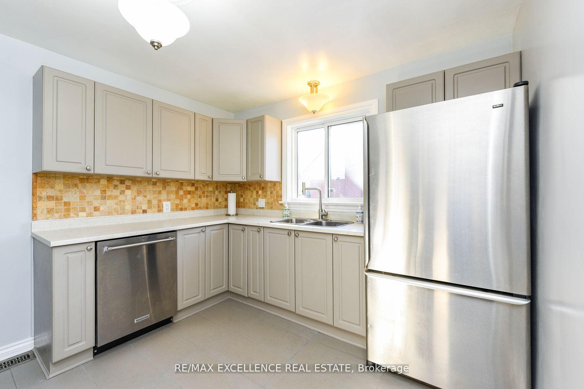 38 Mccaul Street photo 14
