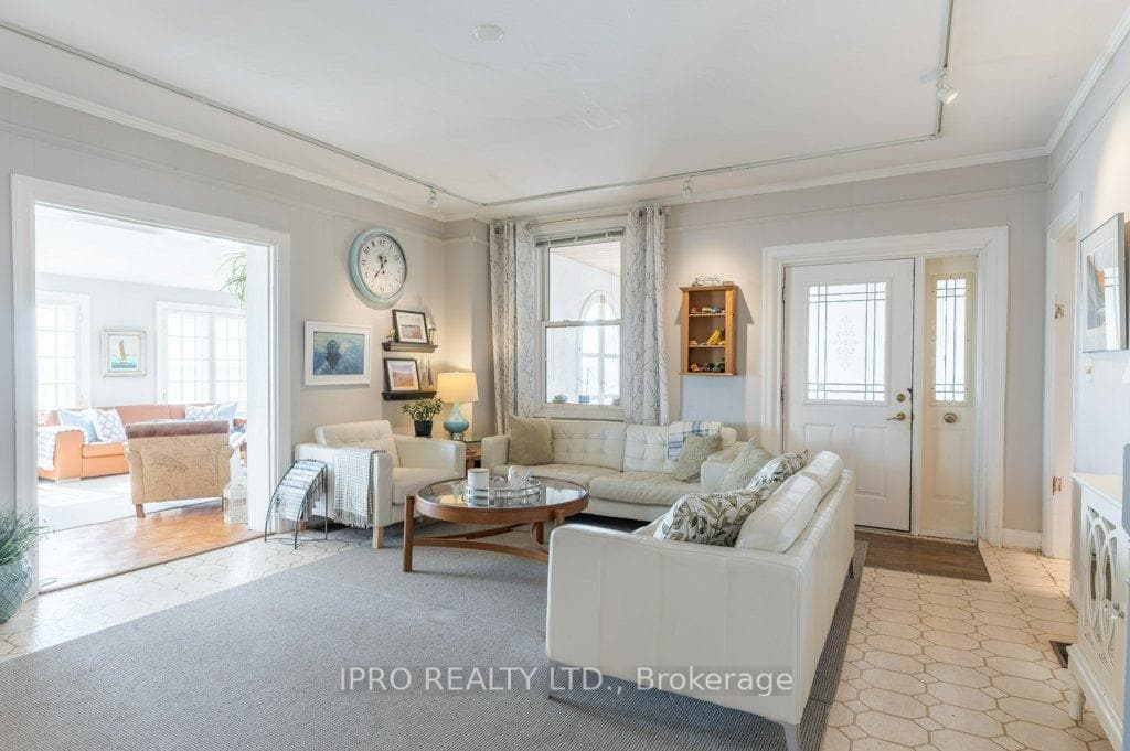 693 King Street photo 12