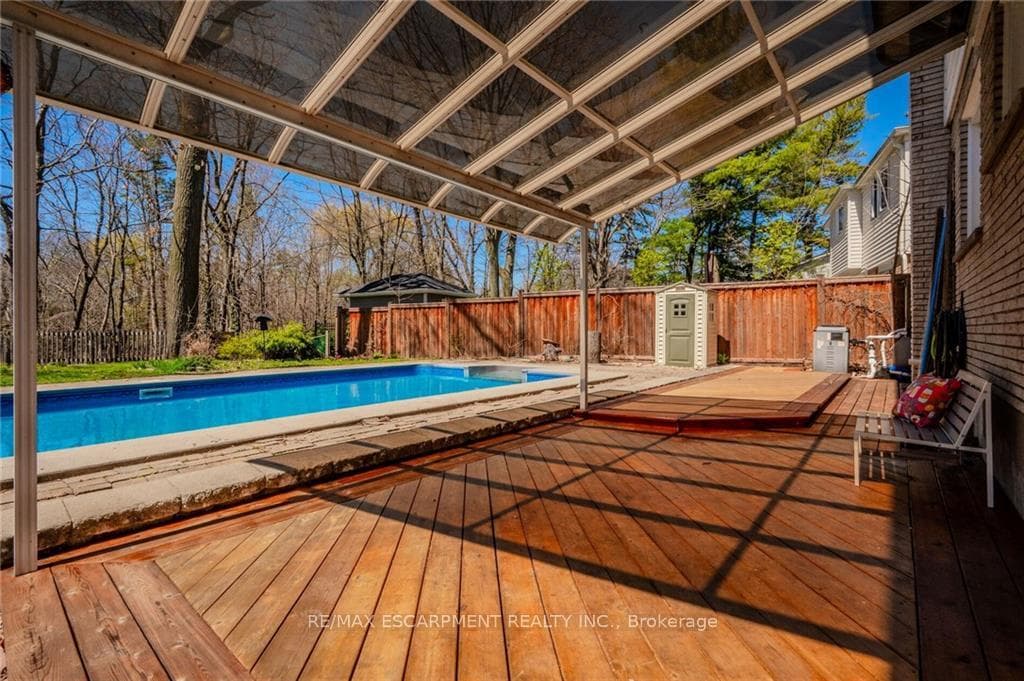 250 LINWOOD Crescent photo 28