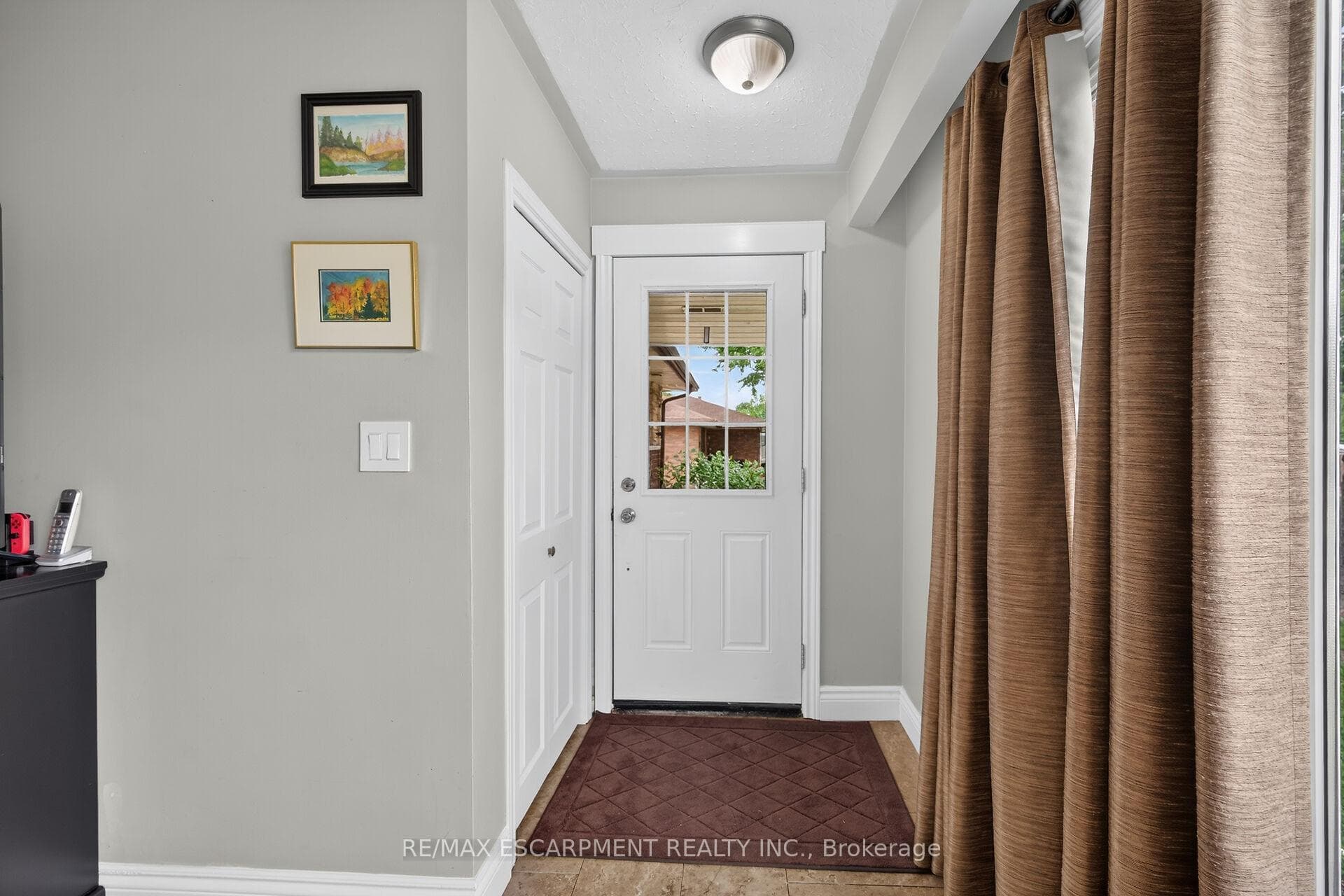 251 Mackenzie Crescent photo 5