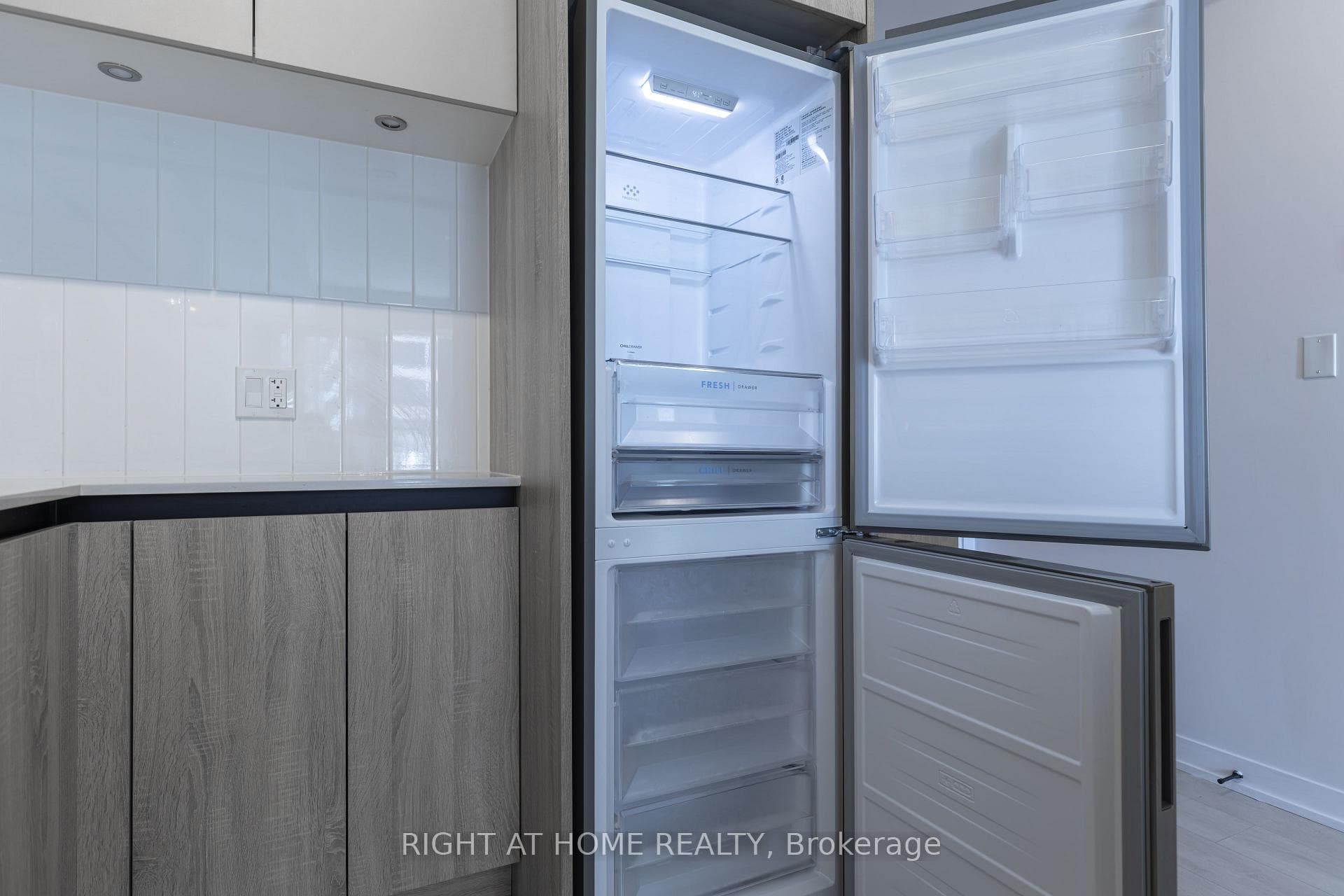 7950 Bathurst Street Unit 320 photo 18