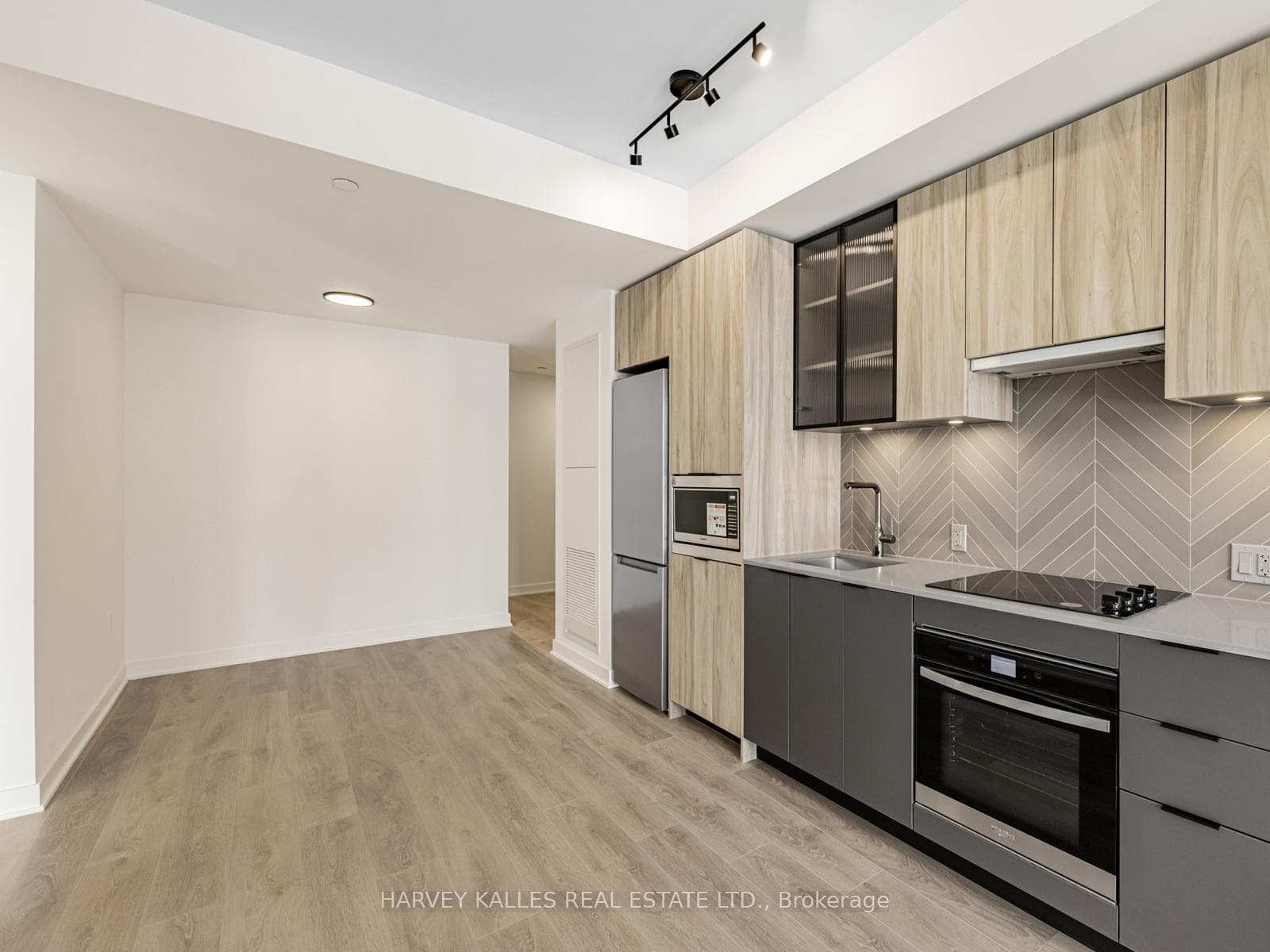 1037 The Queensway N/A Unit 425 photo 6
