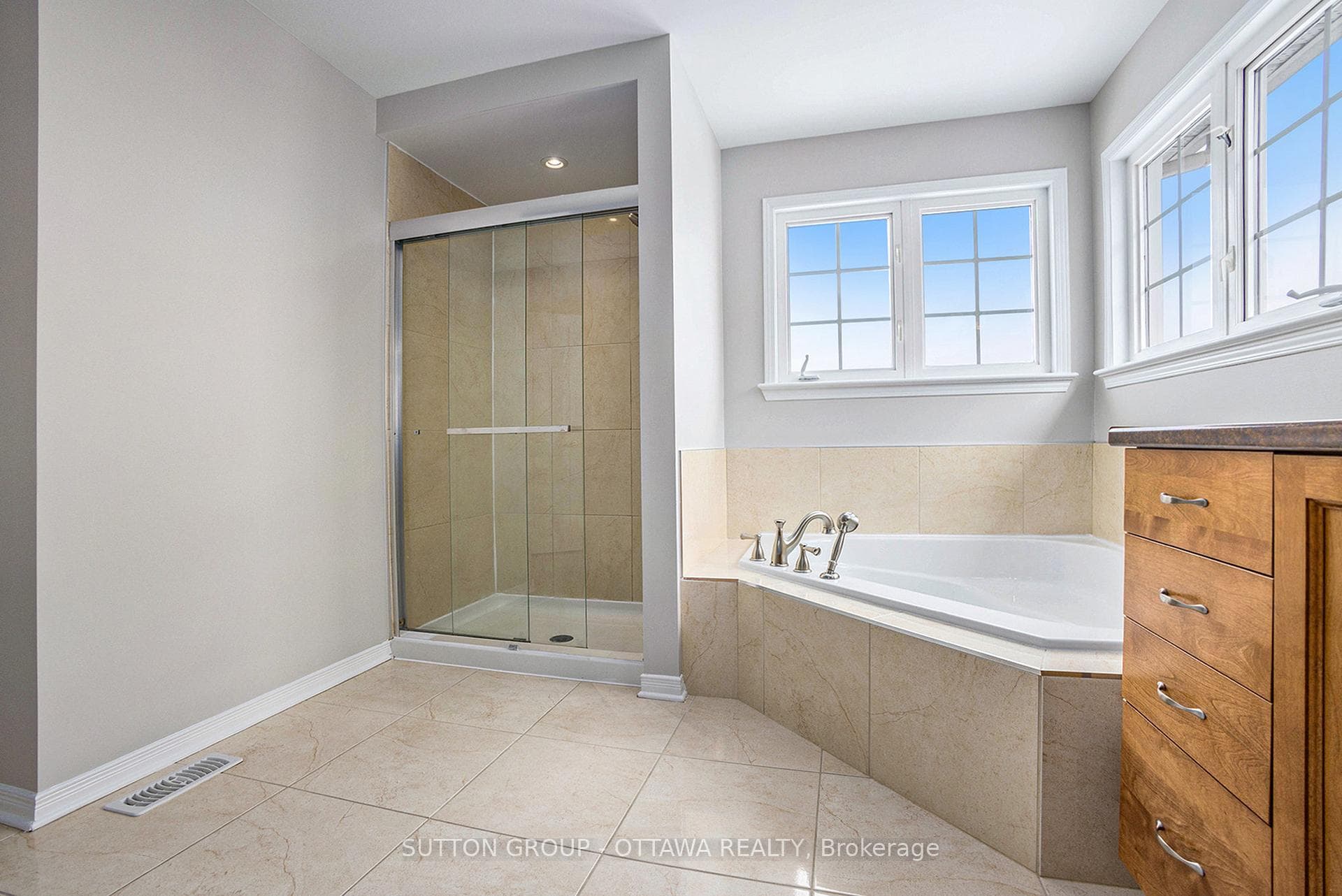181 Windance Crescent photo 32