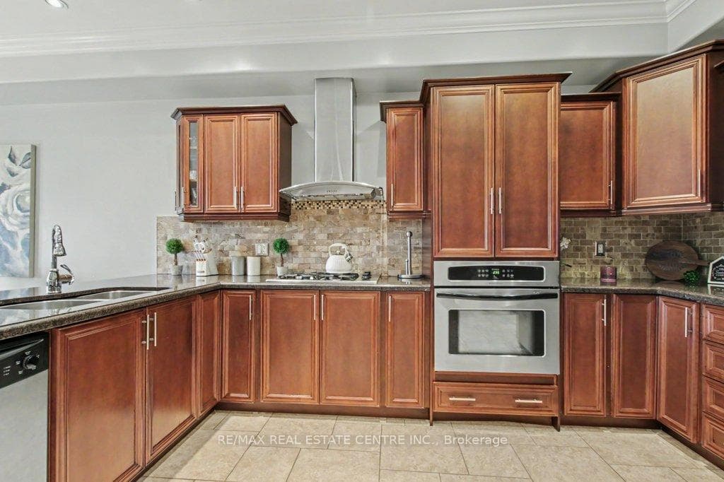 284 Normanhurst Avenue photo 12