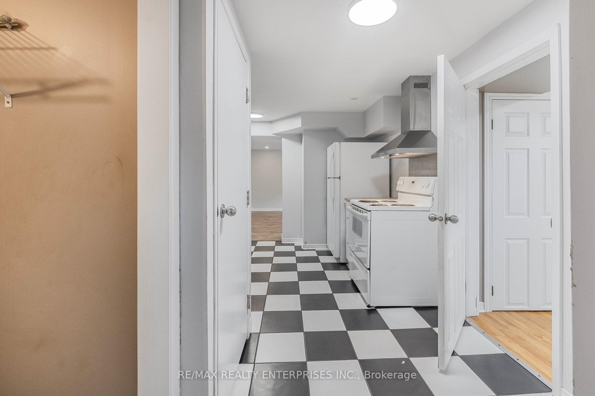 218 Wellington Street photo 19