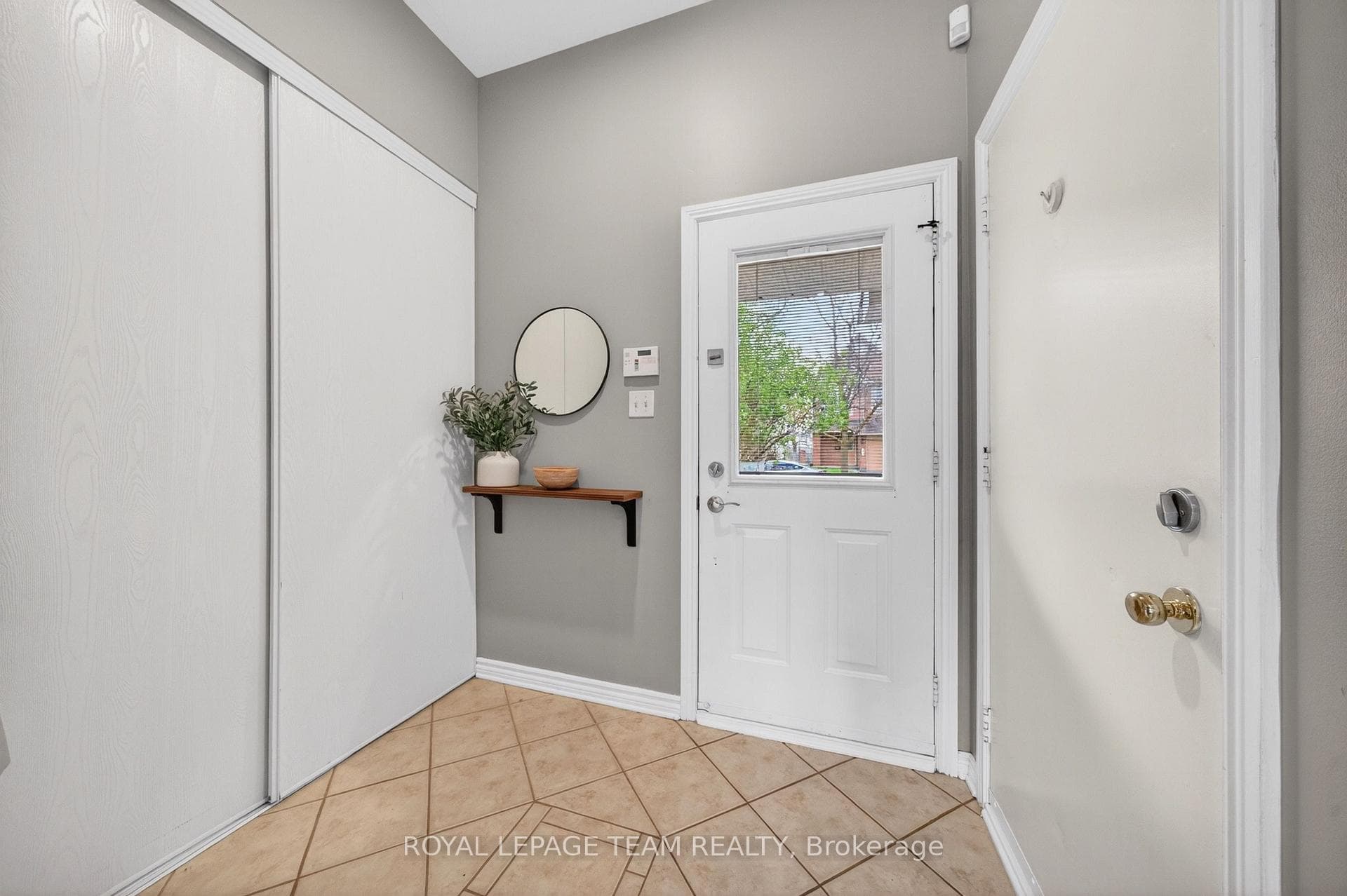 108 Landover Crescent photo 4