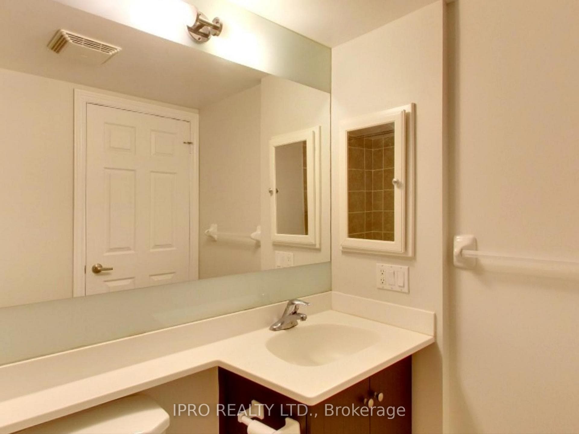 310 Burnhamthorpe Road Unit 2403 photo 15