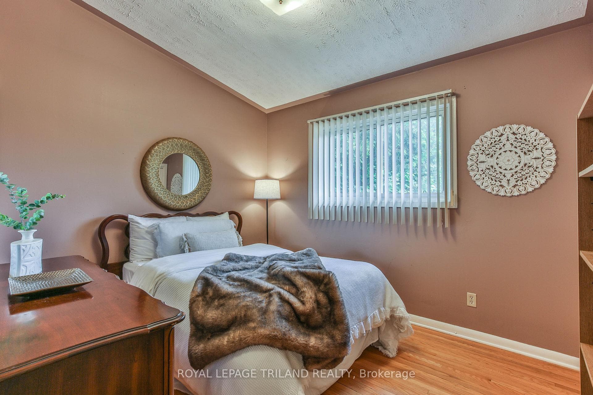692 Alanbrook Street photo 18